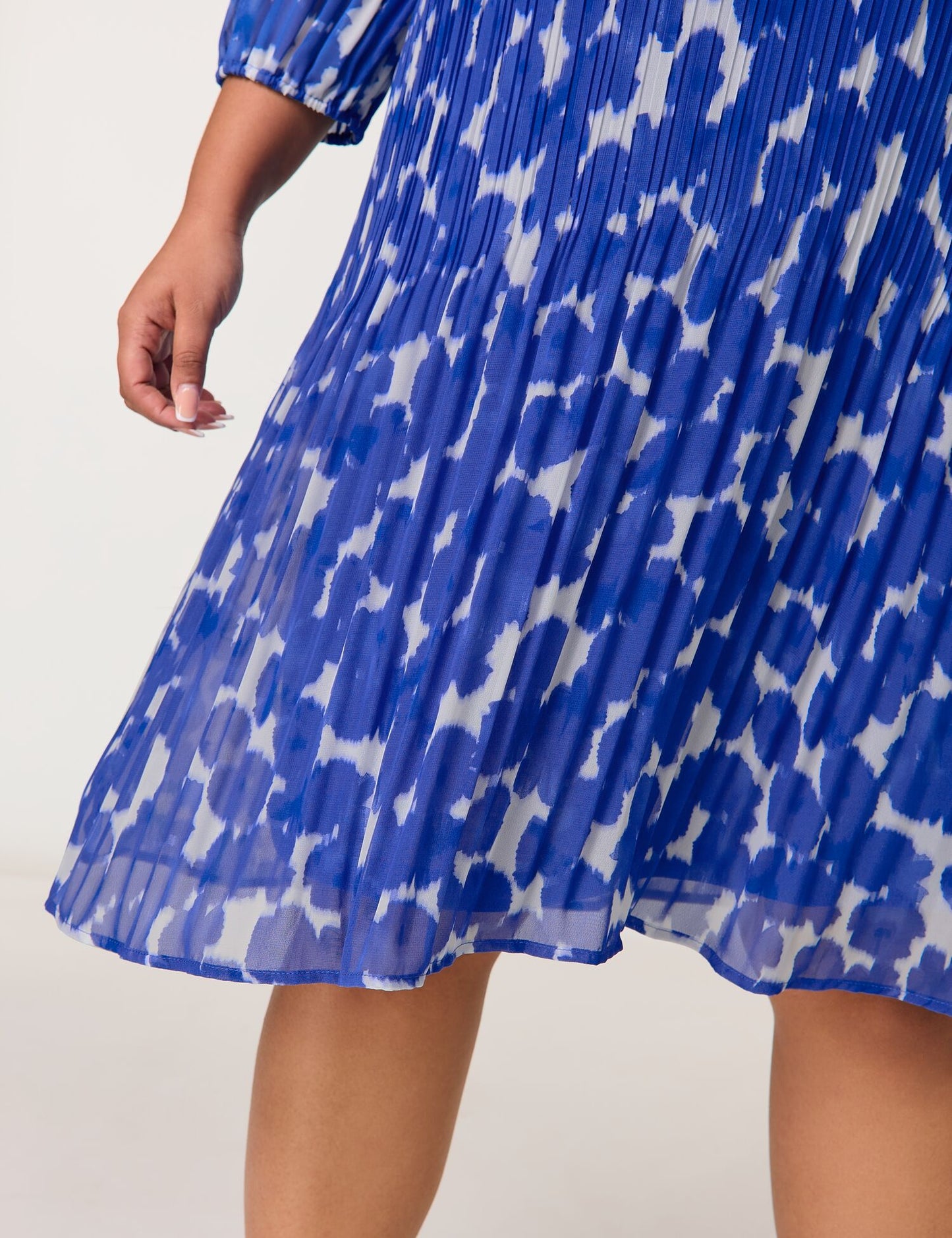 Knieumspielendes Plisseekleid