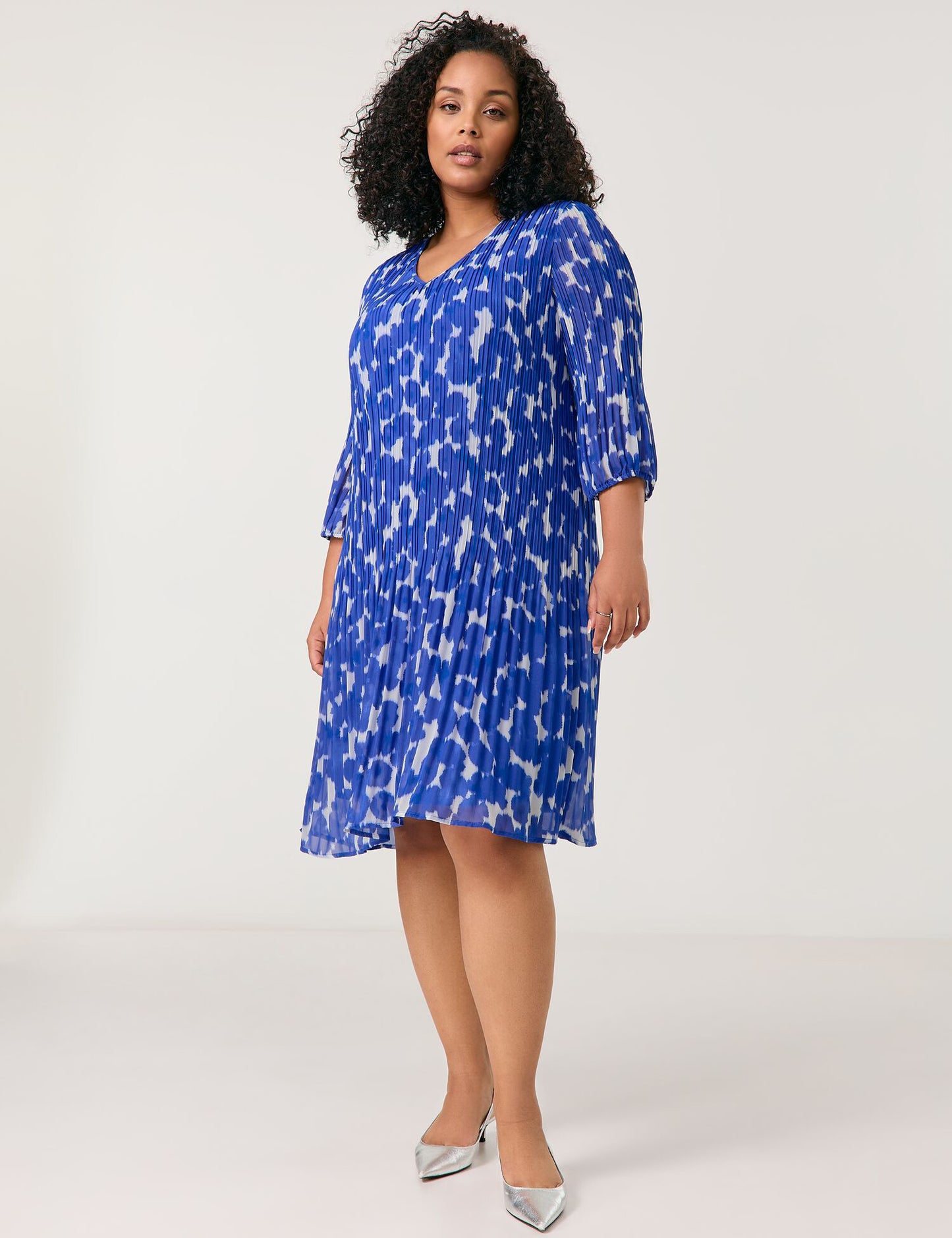 Knieumspielendes Plisseekleid