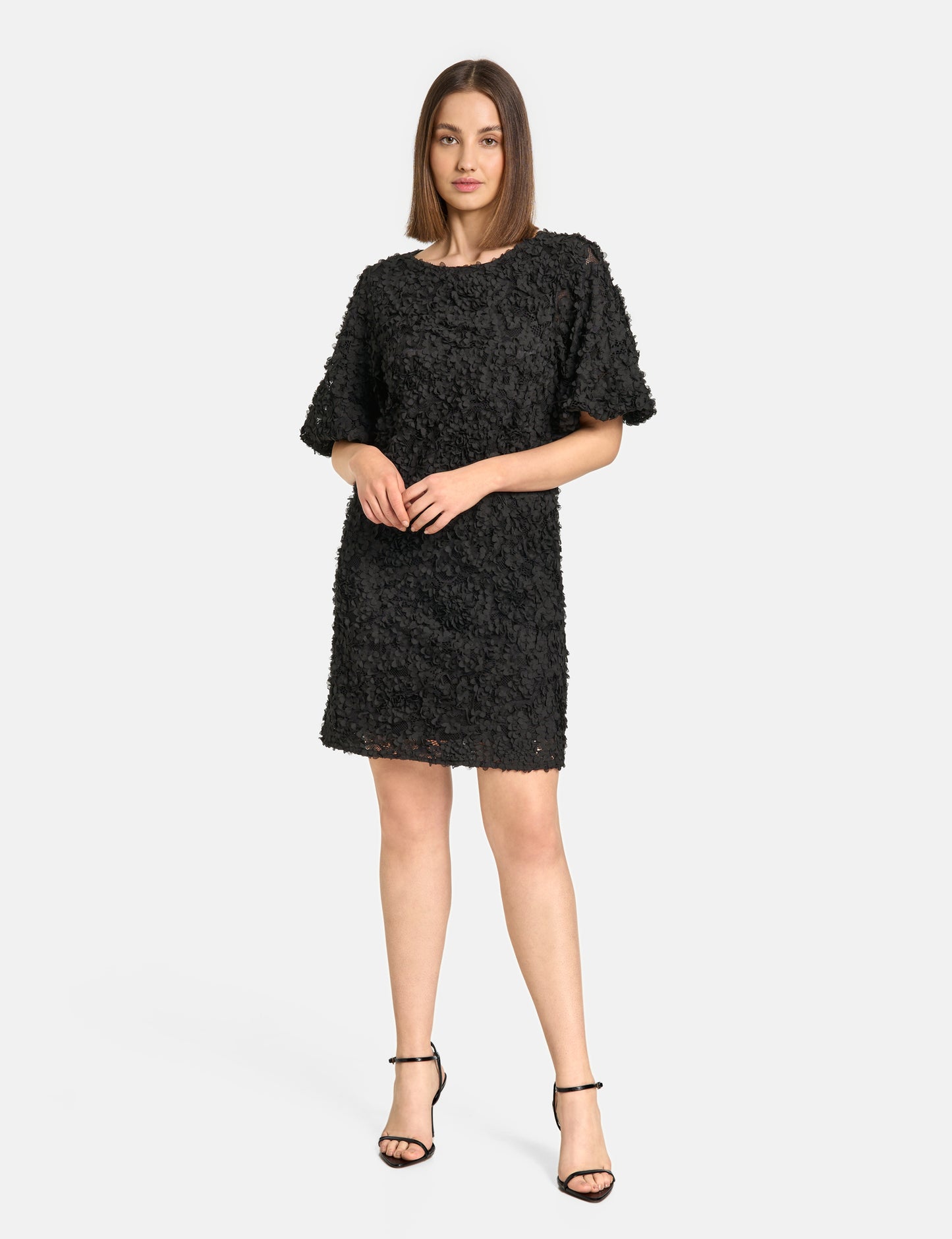 Spitzenkleid mit imposantem Blüten-Dekor