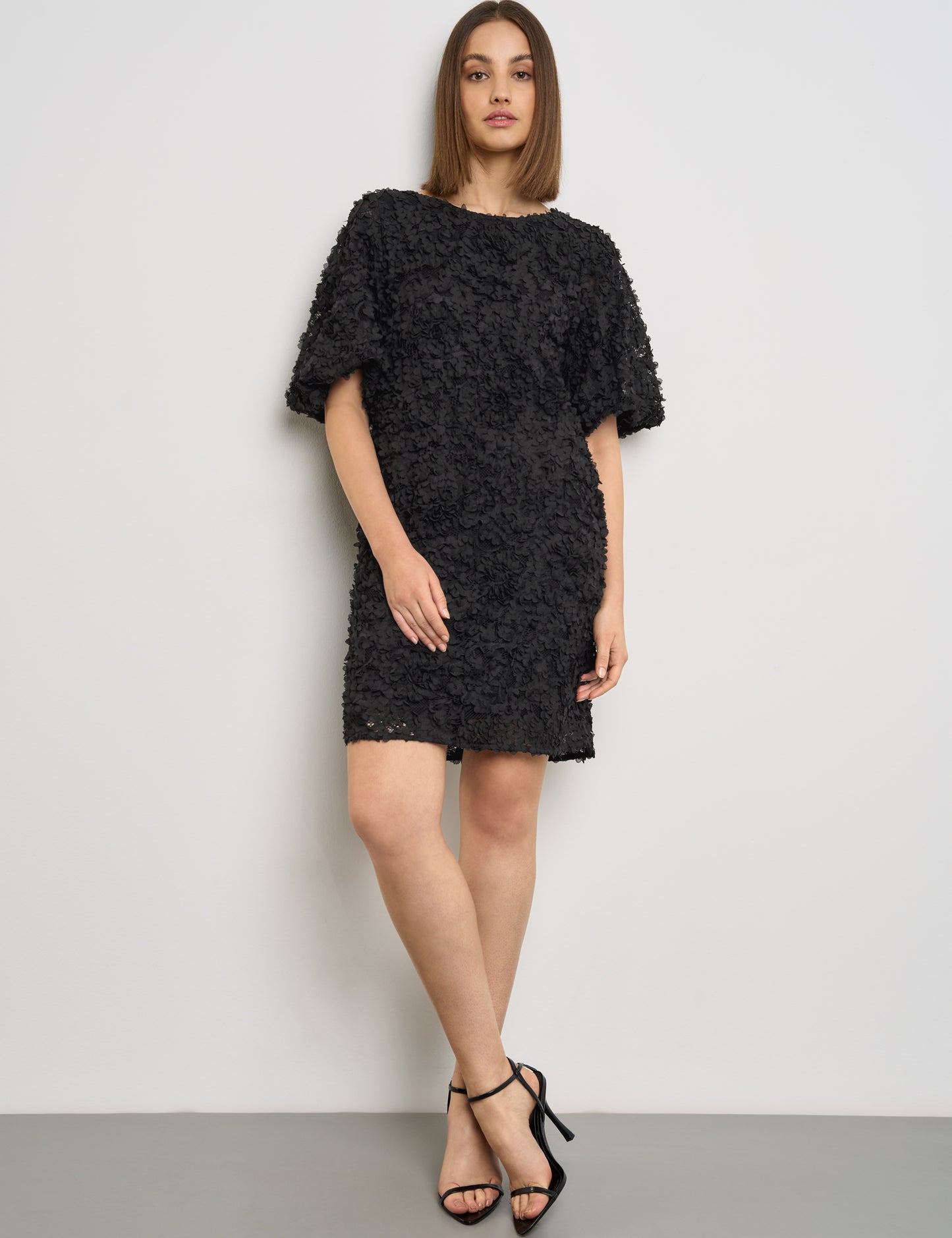 Spitzenkleid mit imposantem Blüten-Dekor