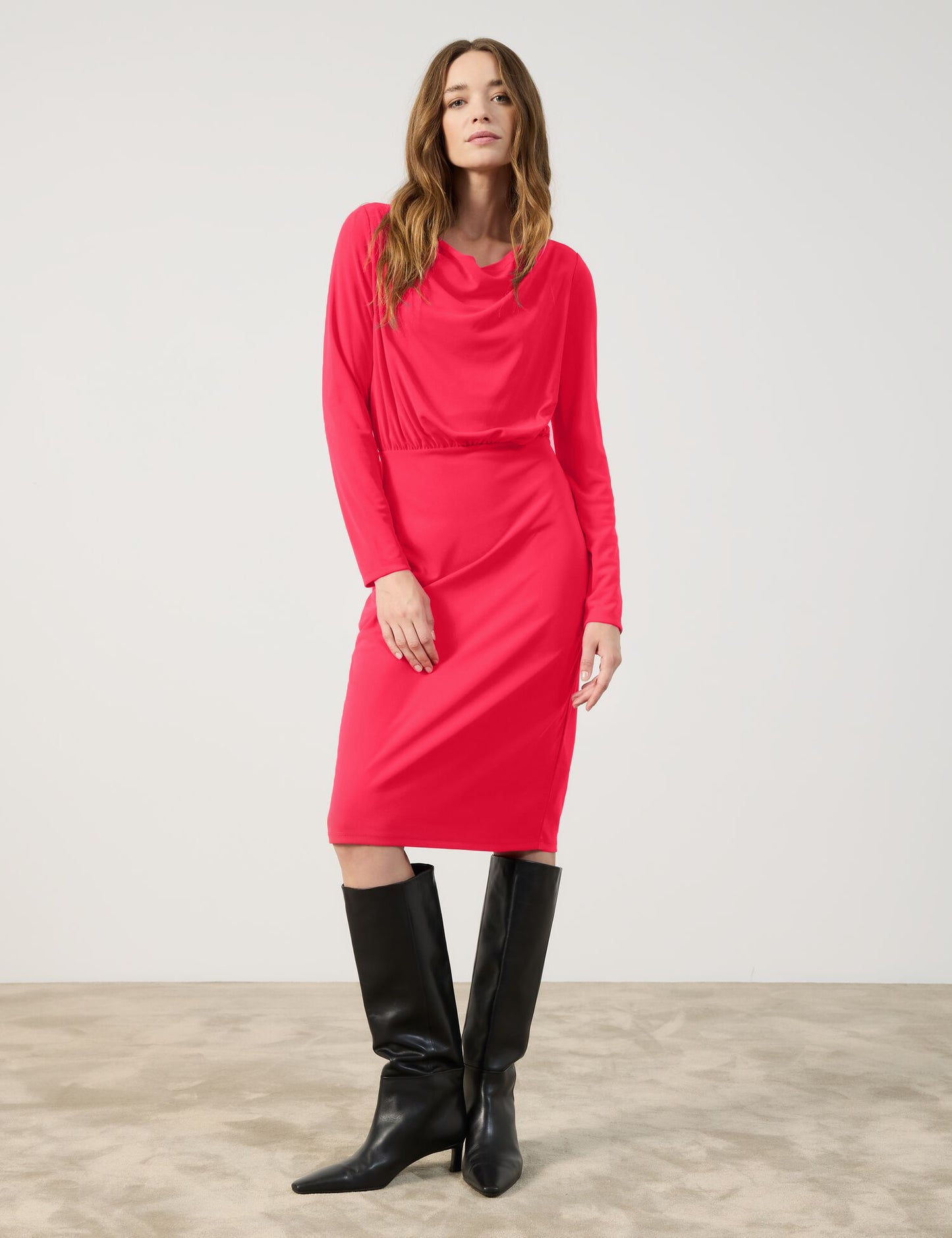 Feminines Kleid mit Wasserfallausschnitt