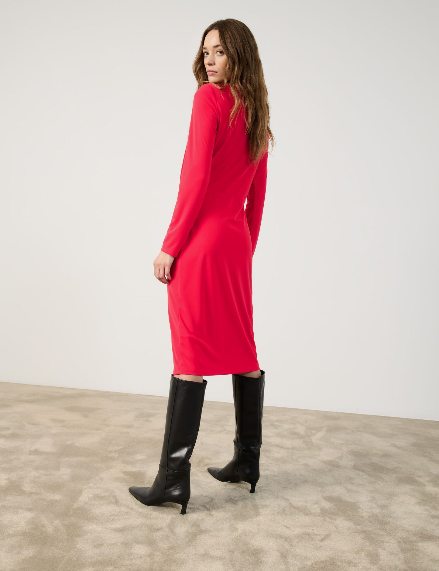 Feminines Kleid mit Wasserfallausschnitt