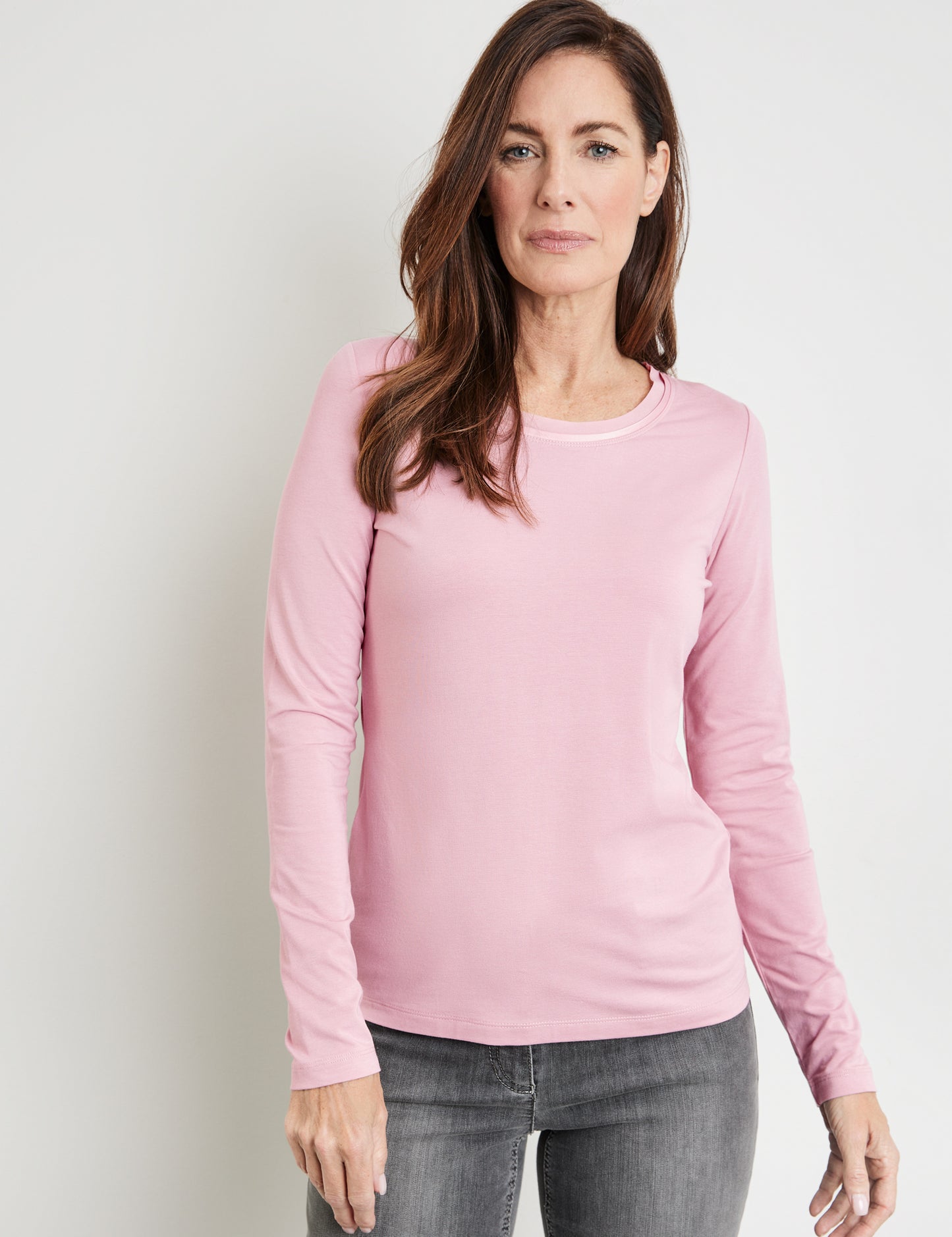 Langarmshirt mit satinierter Ausschnittblende