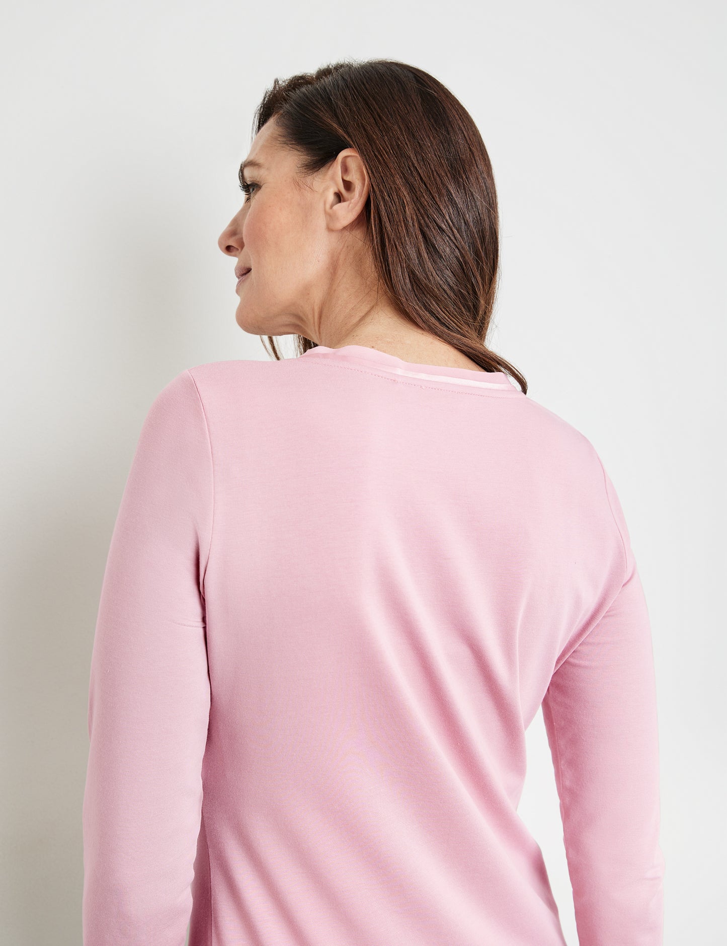 Langarmshirt mit satinierter Ausschnittblende