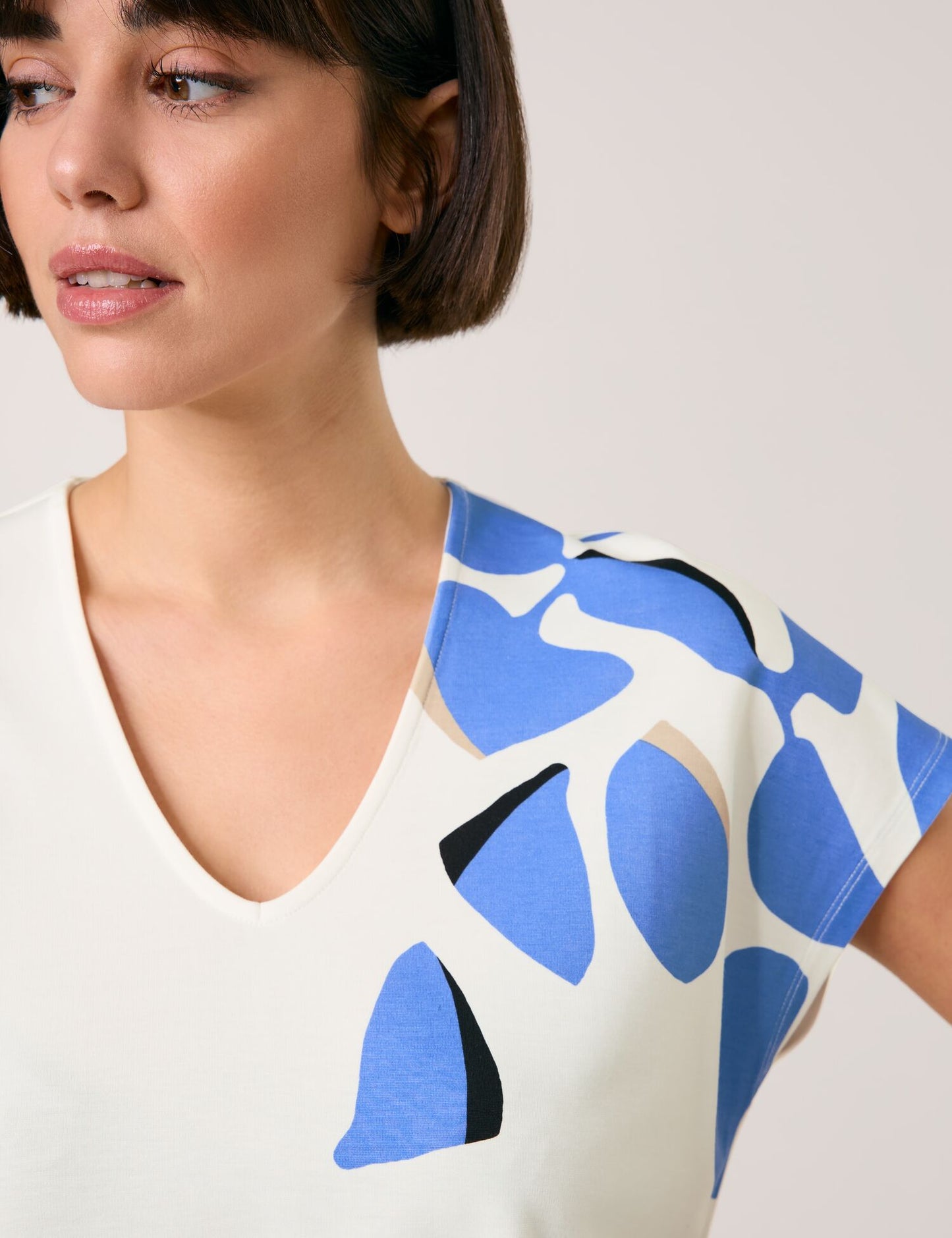 Kurzarmshirt mit V-Ausschnitt