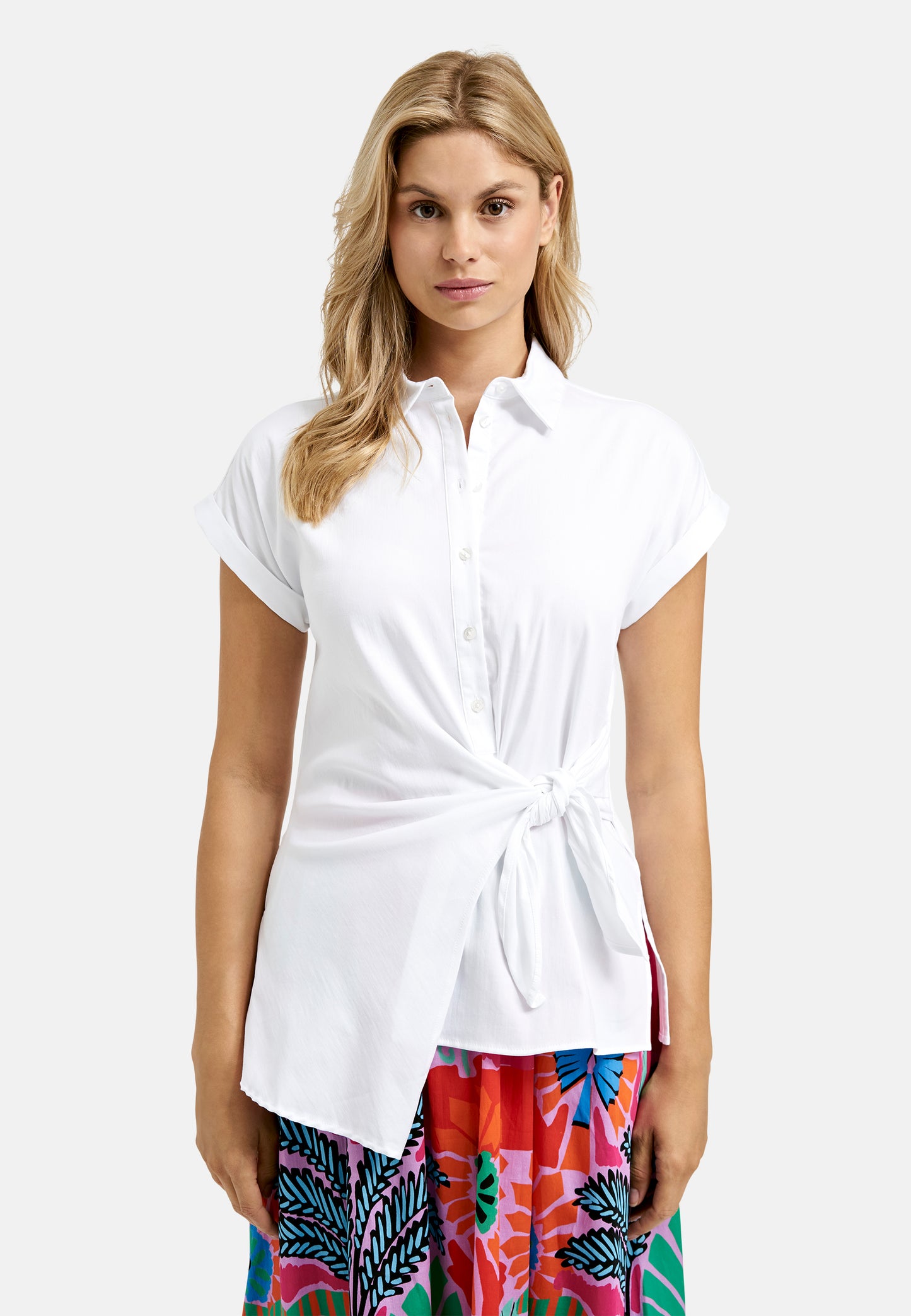 Blouse w collar and placket, sleeveless + knot detail