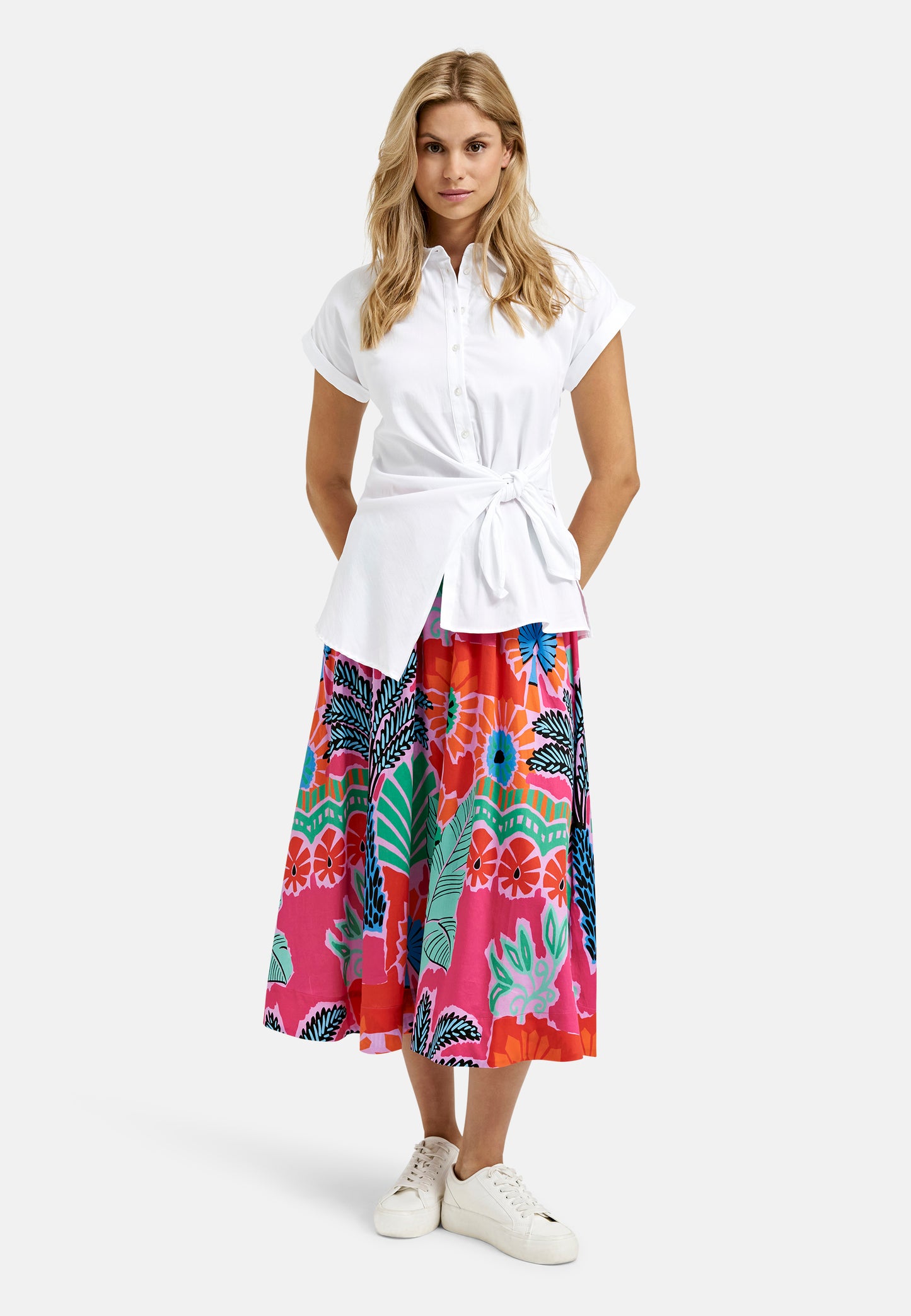 Blouse w collar and placket, sleeveless + knot detail