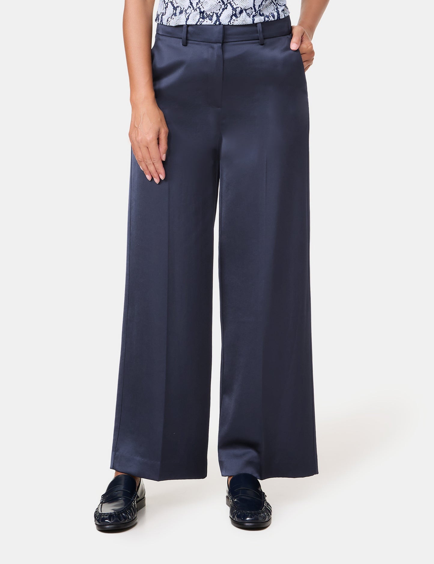 Weite Hose aus fließendem Satin