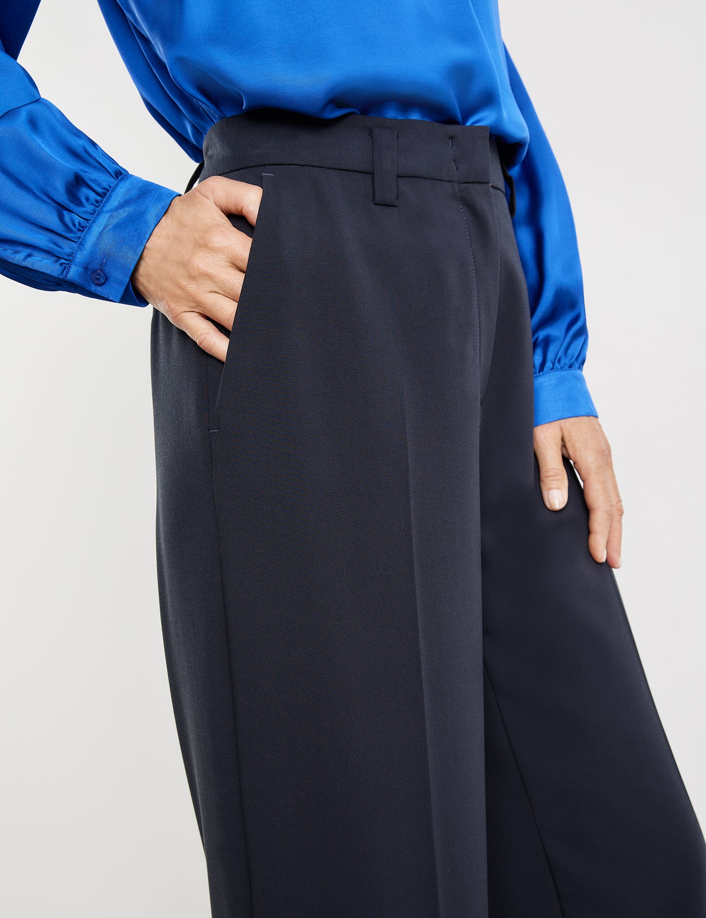Weite Hose mit Saumschlitzen
