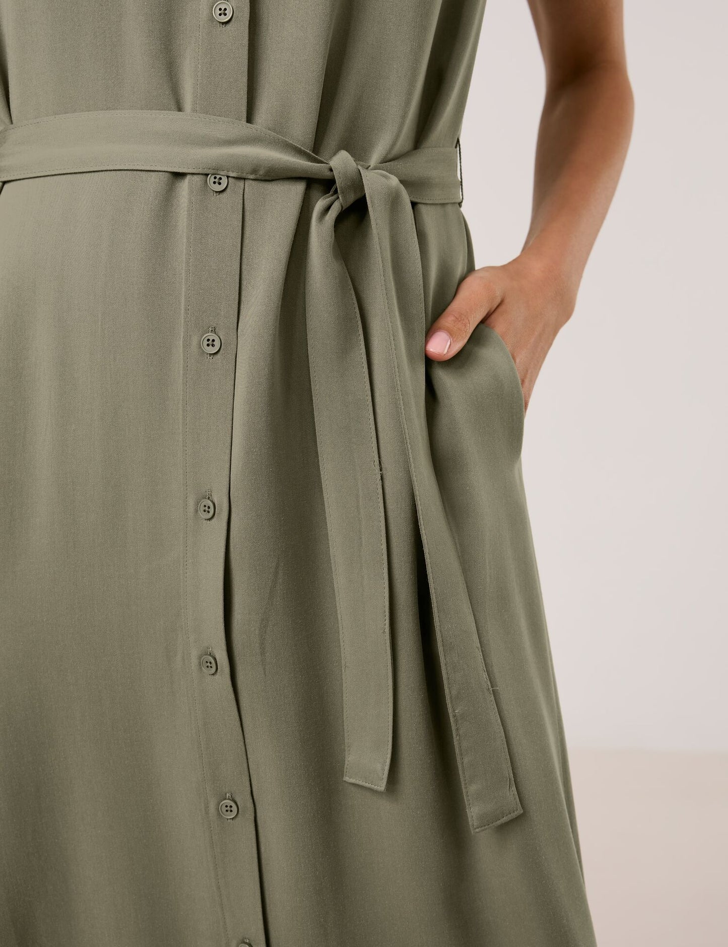 Fließendes Blusenkleid mit Taillenband