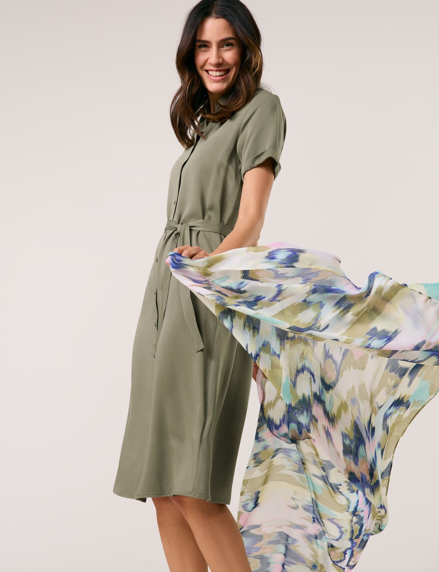 Fließendes Blusenkleid mit Taillenband