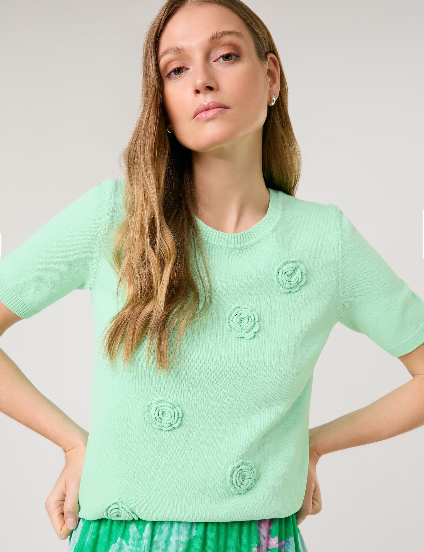 Kurzarmpullover mit Häkel-Blumen