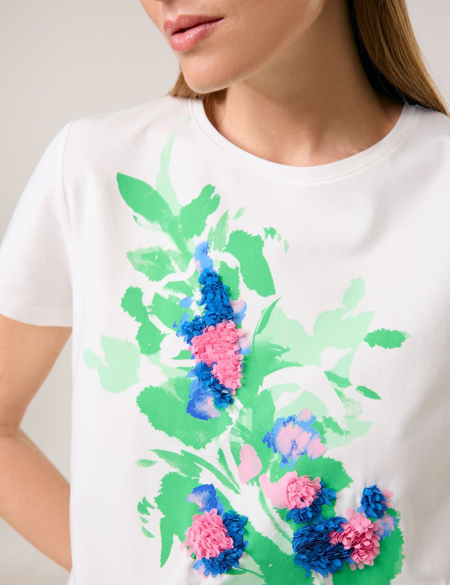 T-Shirt mit Blüten-Applikation