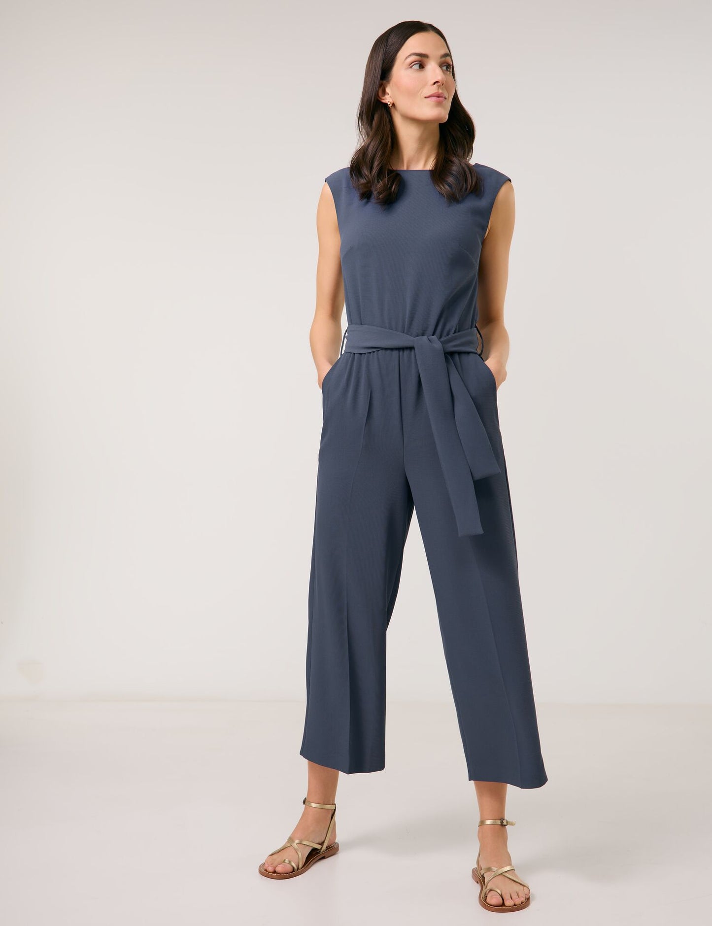 Fließender Jumpsuit mit Bindegürtel