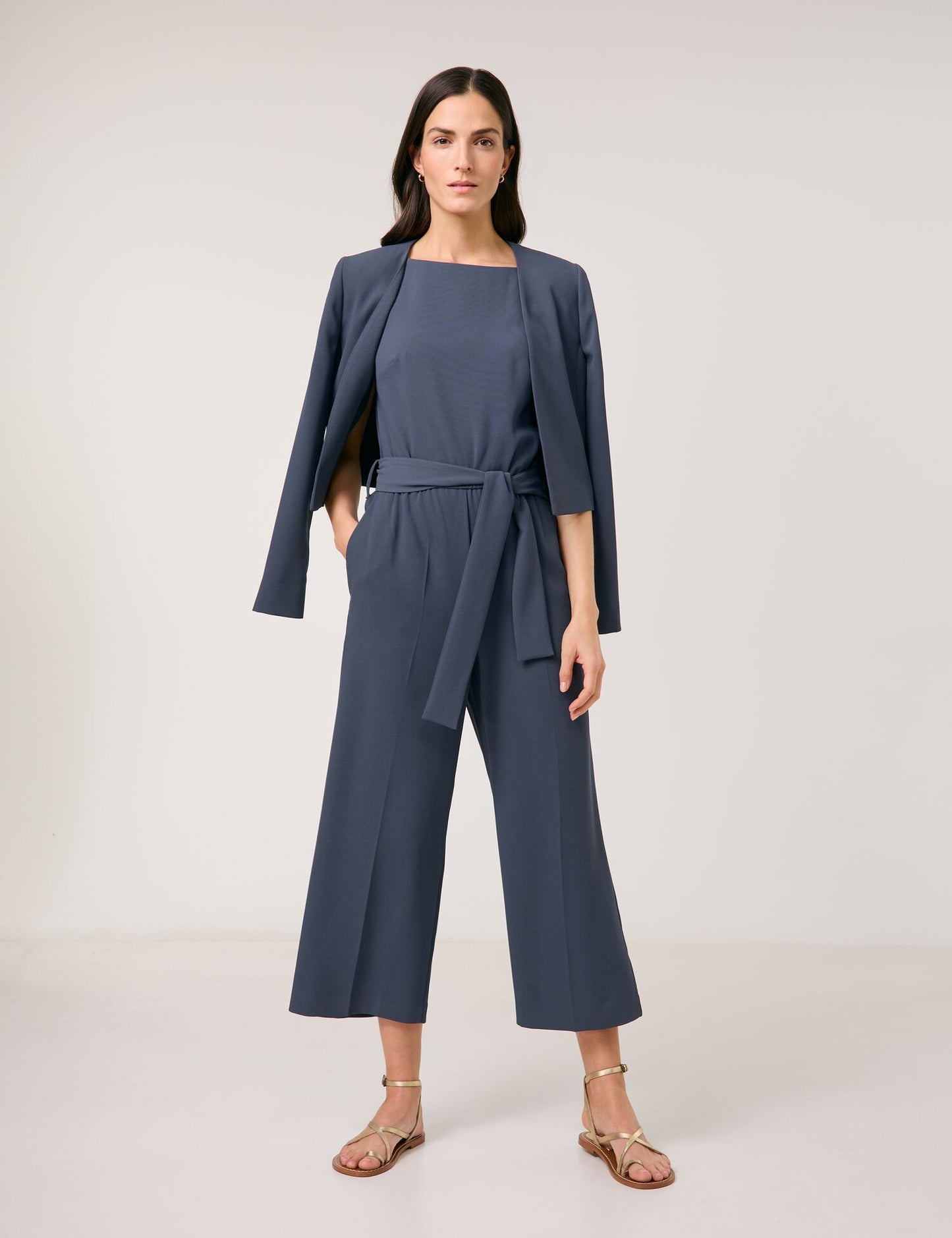 Fließender Jumpsuit mit Bindegürtel