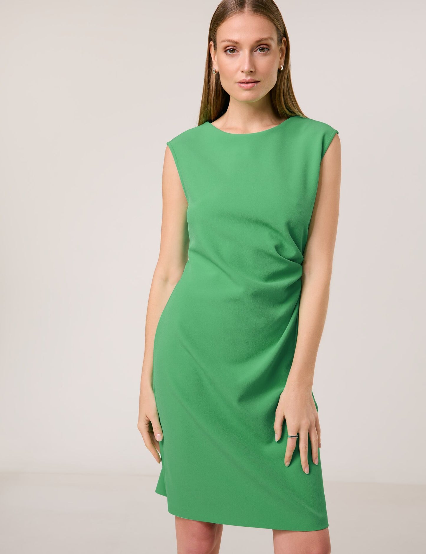 Ärmelloses Kleid mit seitlichem Faltendetail