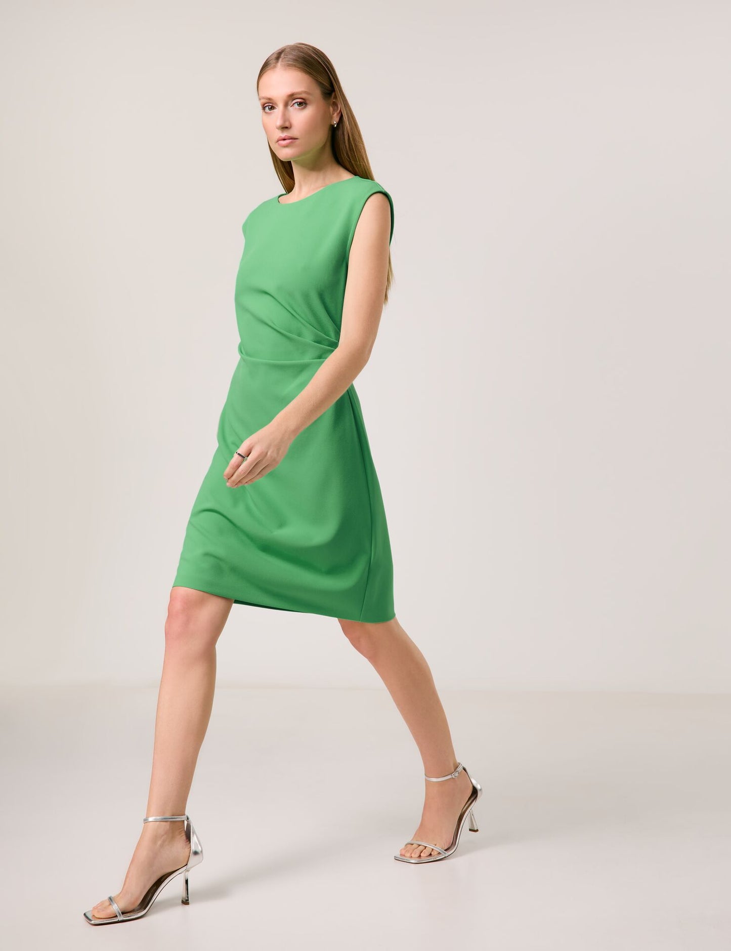 Ärmelloses Kleid mit seitlichem Faltendetail