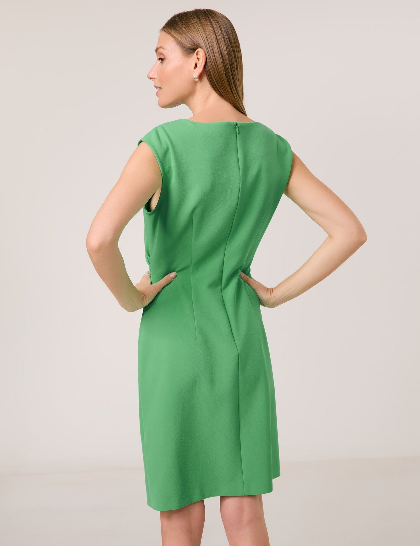 Ärmelloses Kleid mit seitlichem Faltendetail