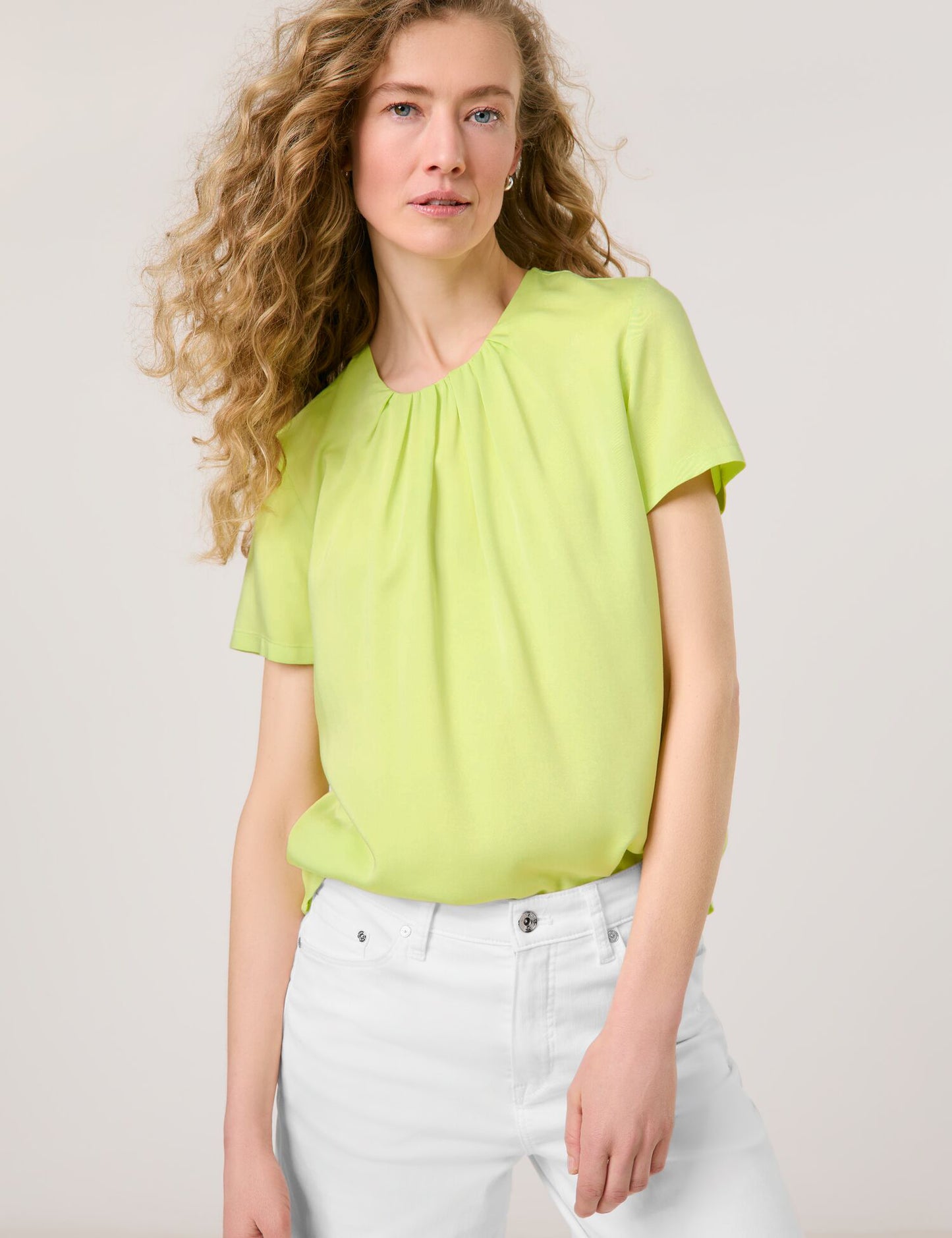 Fließendes Blusenshirt mit Faltendetail
