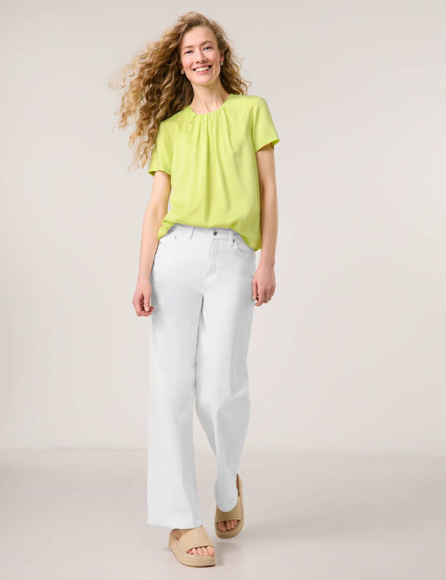 Fließendes Blusenshirt mit Faltendetail