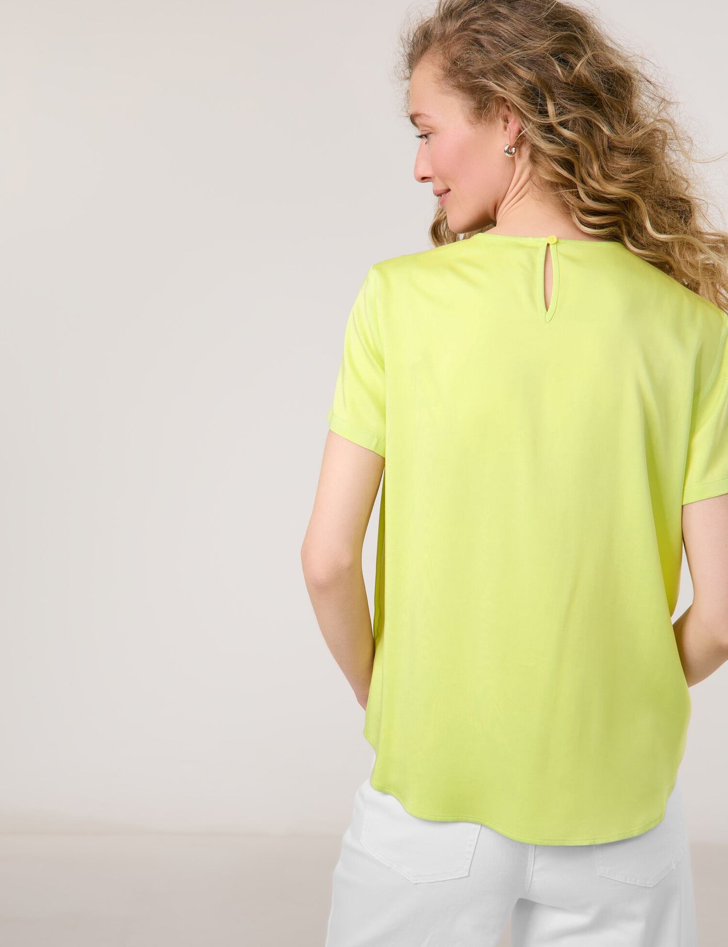 Fließendes Blusenshirt mit Faltendetail