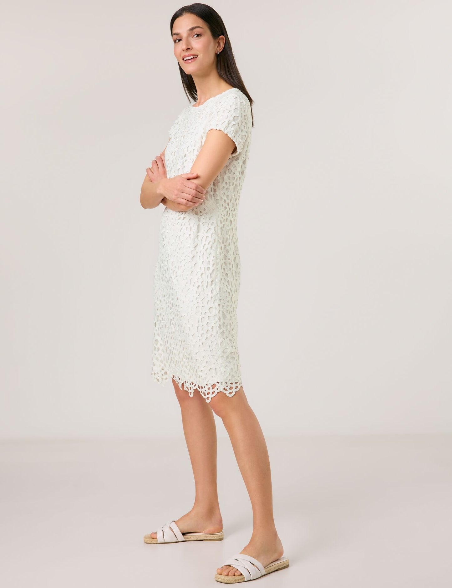 Spitzenkleid mit dekorativem Lochmuster
