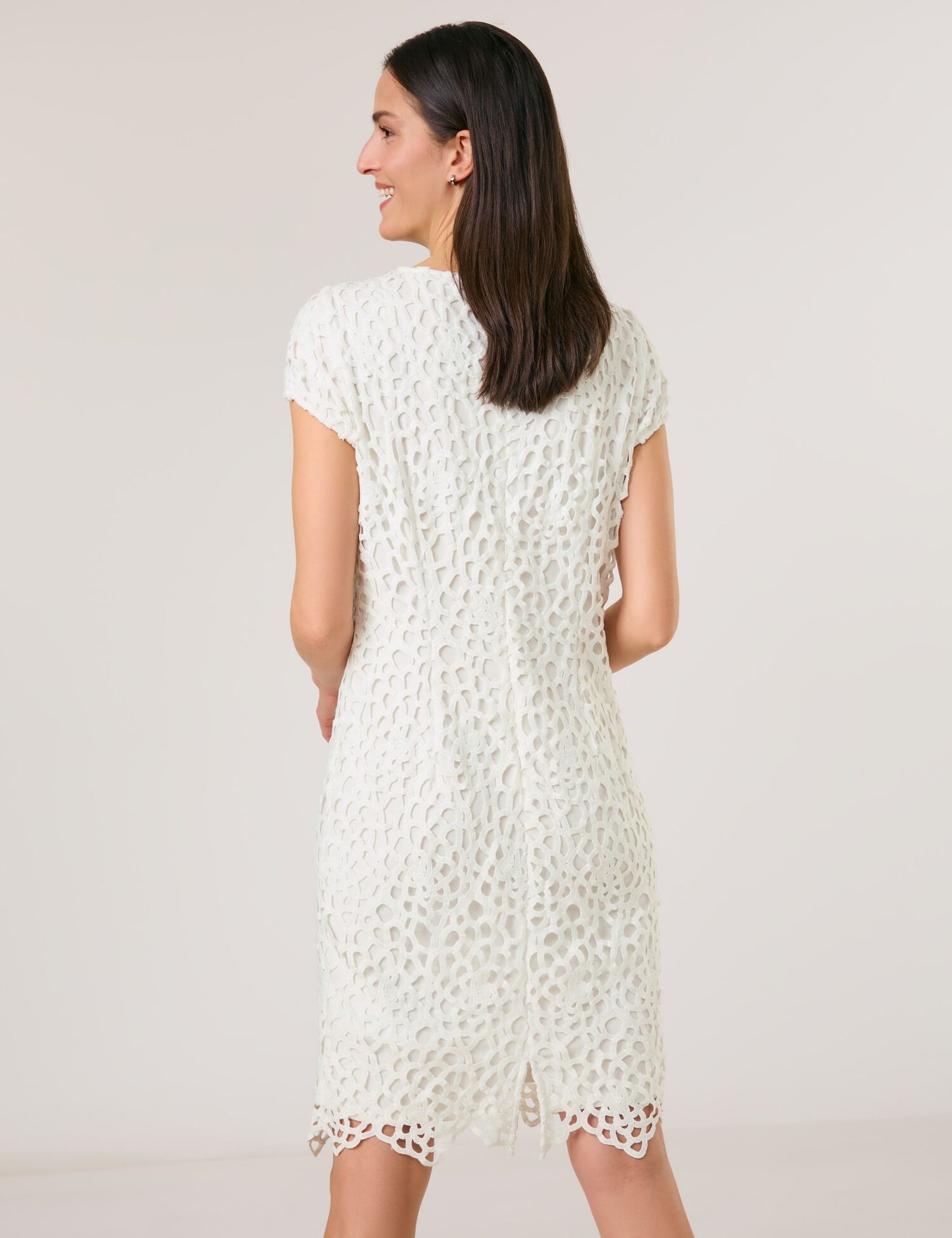 Spitzenkleid mit dekorativem Lochmuster