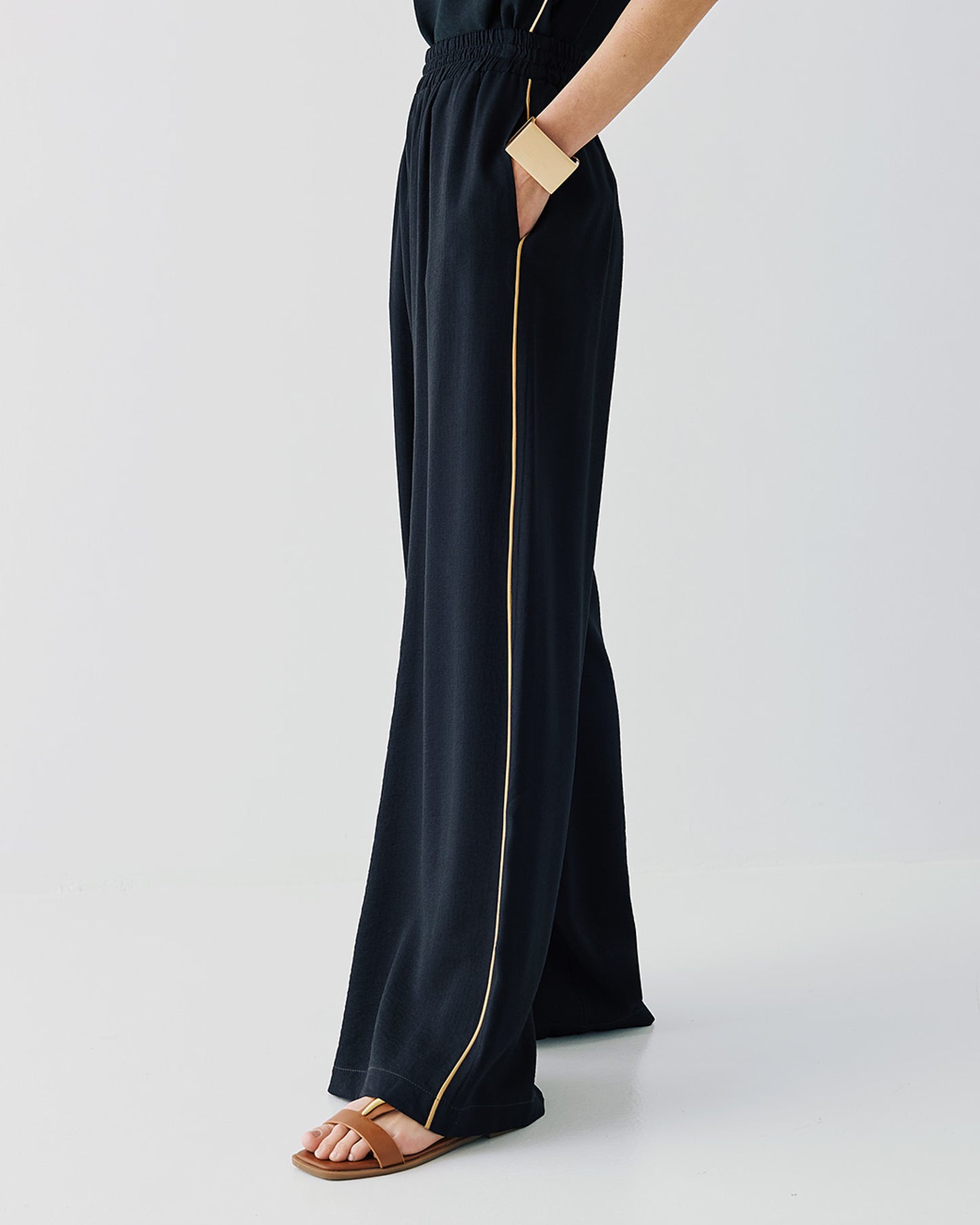 Pants with two-toned details