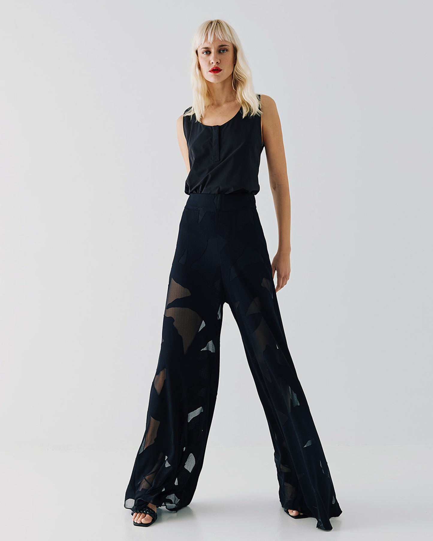 Pants with a mesh pattern