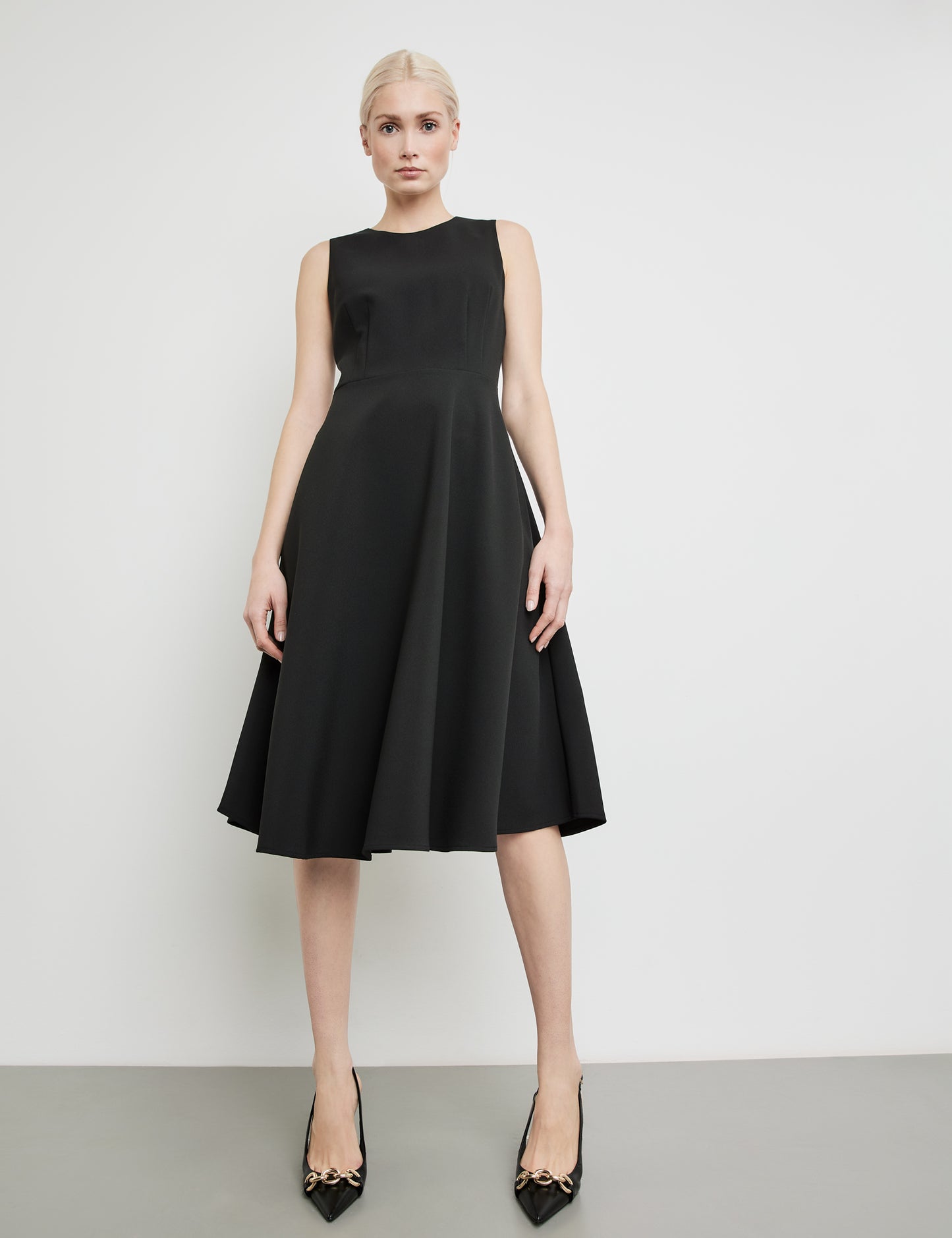 Ärmelloses Kleid mit ausgestelltem Rockteil
