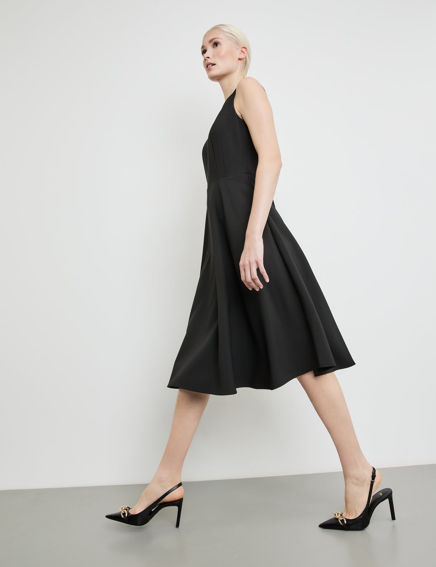 Ärmelloses Kleid mit ausgestelltem Rockteil