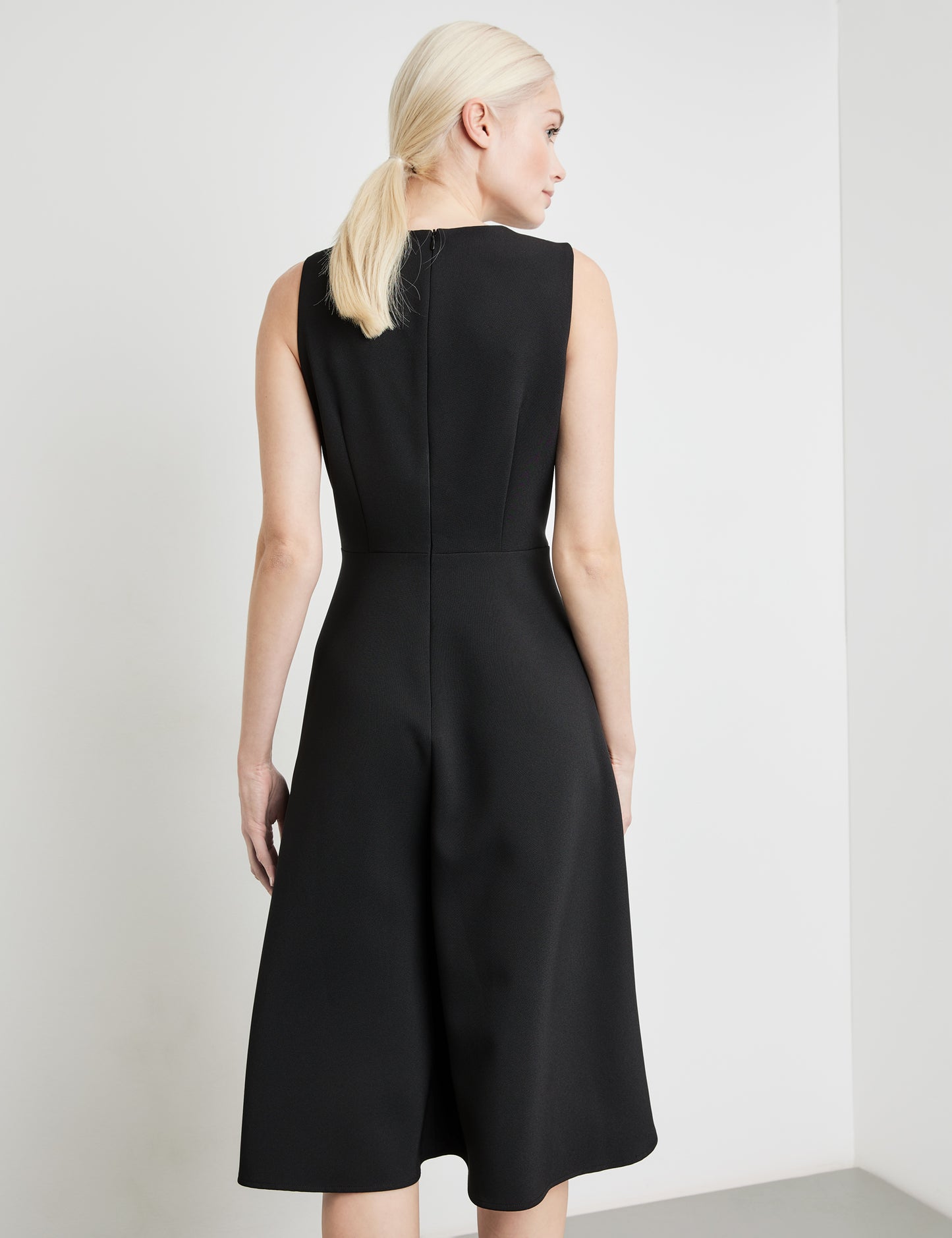 Ärmelloses Kleid mit ausgestelltem Rockteil