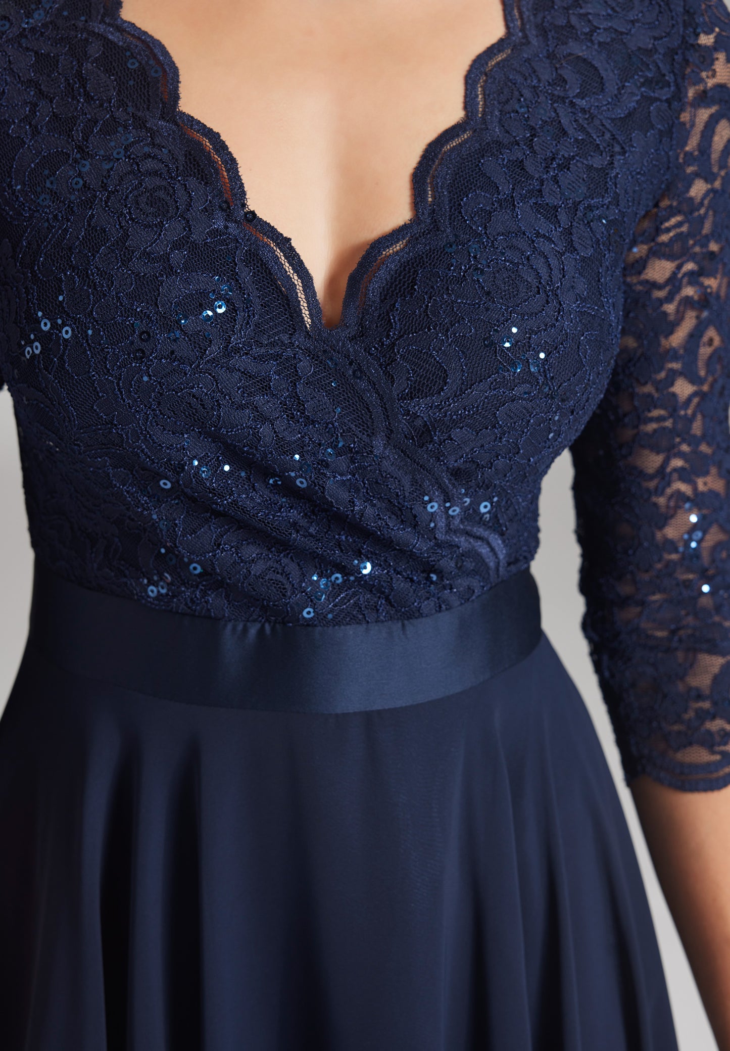 Cocktailkleid aus Material-Mix