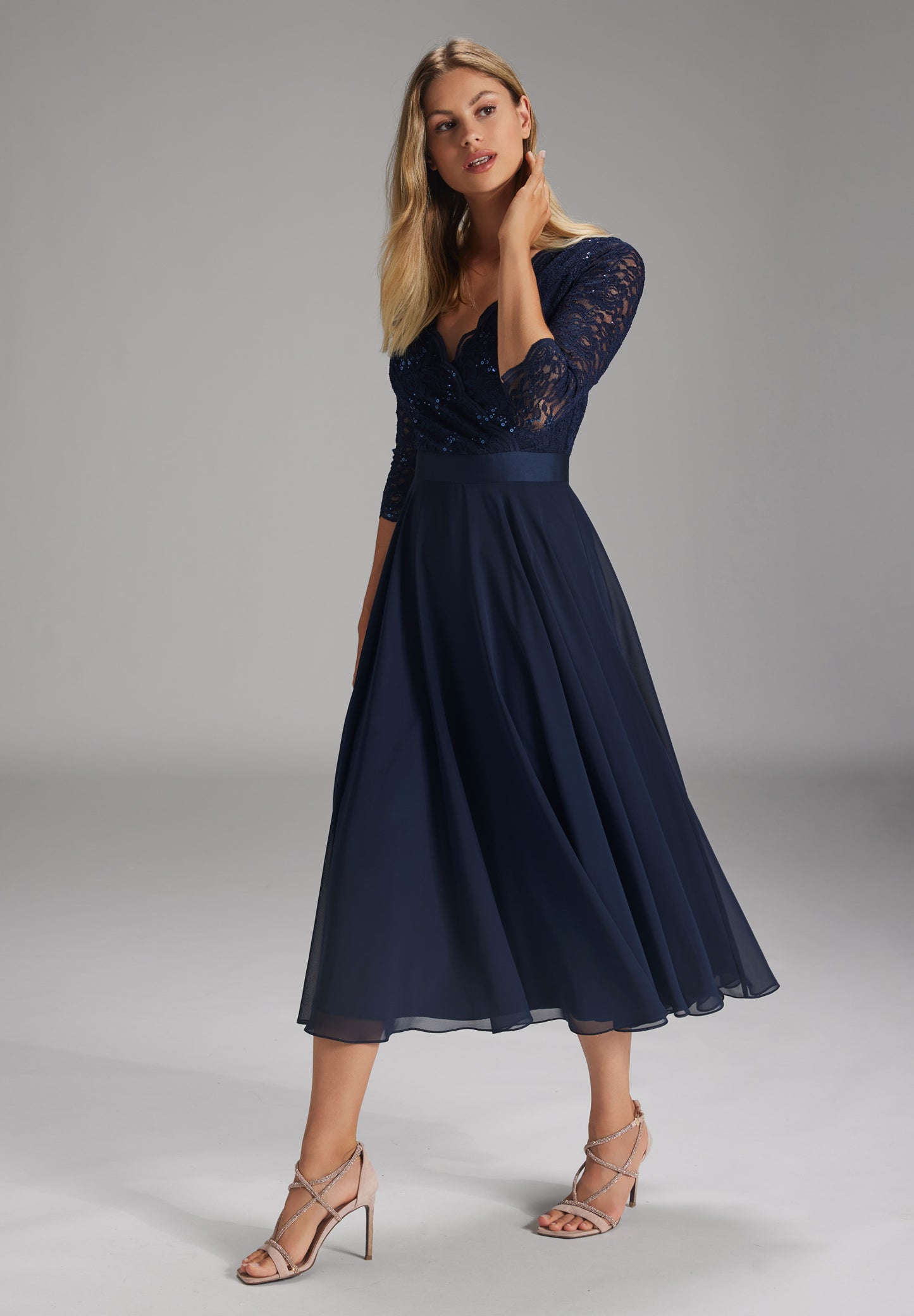 Cocktailkleid aus Material-Mix