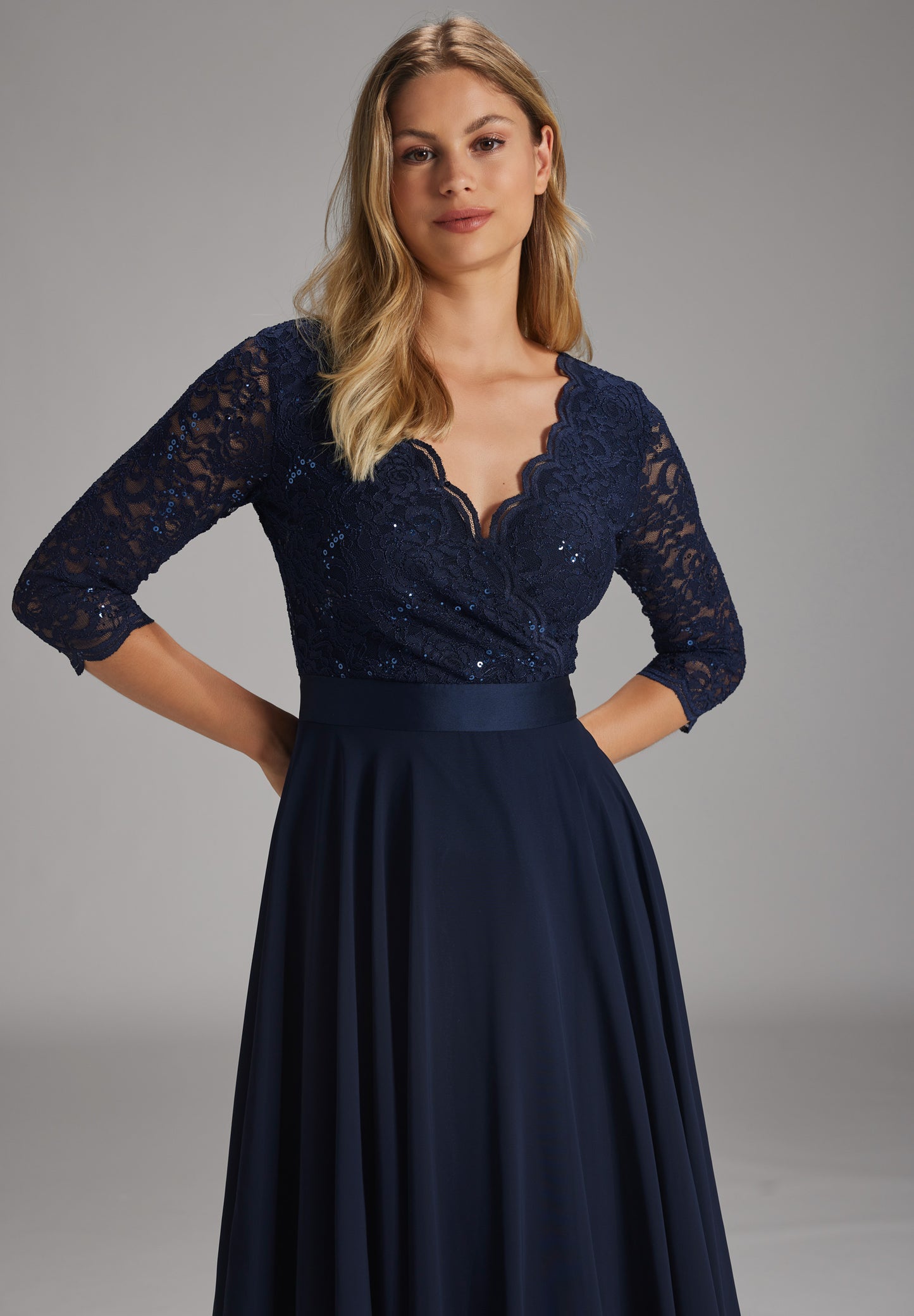 Cocktailkleid aus Material-Mix