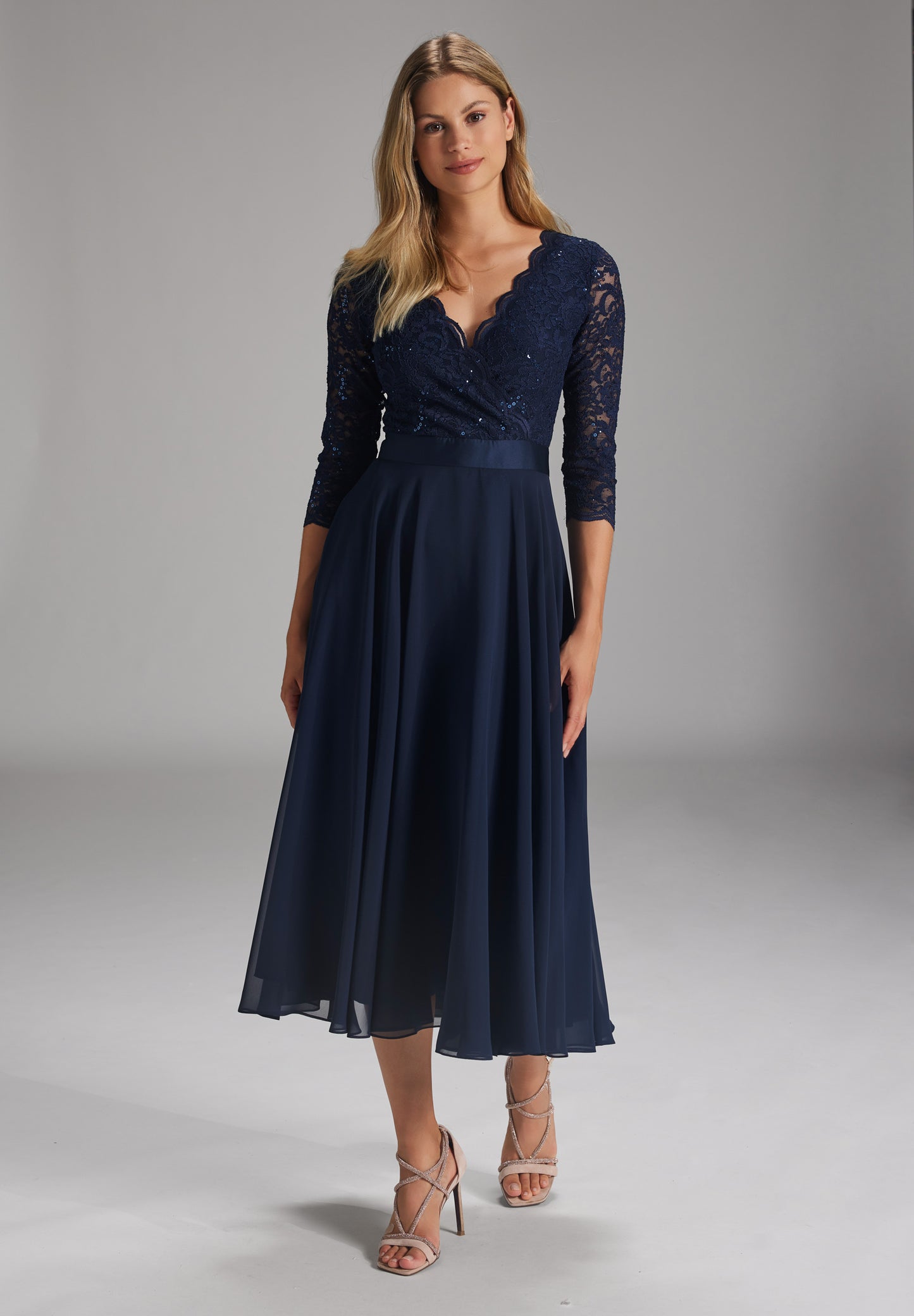 Cocktailkleid aus Material-Mix