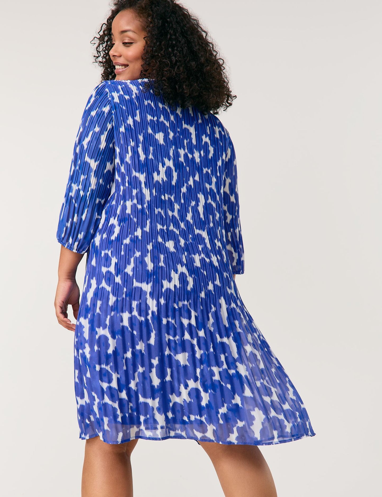 Knieumspielendes Plisseekleid