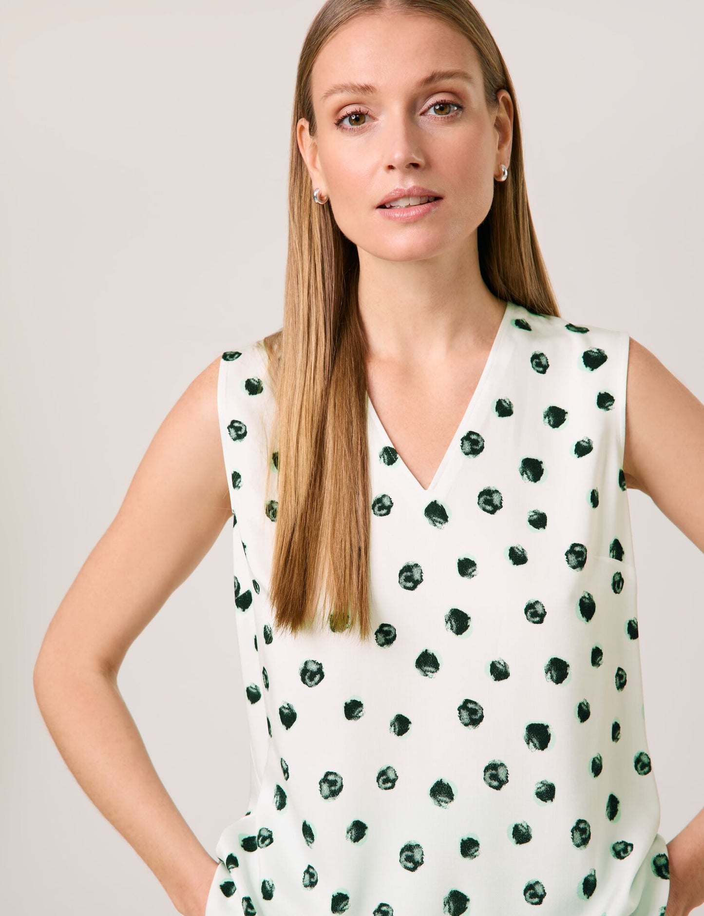 Ärmellose Bluse mit Punkten