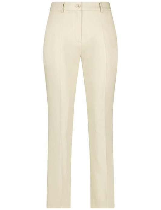 Bequeme Chino mit Saumschlitzen