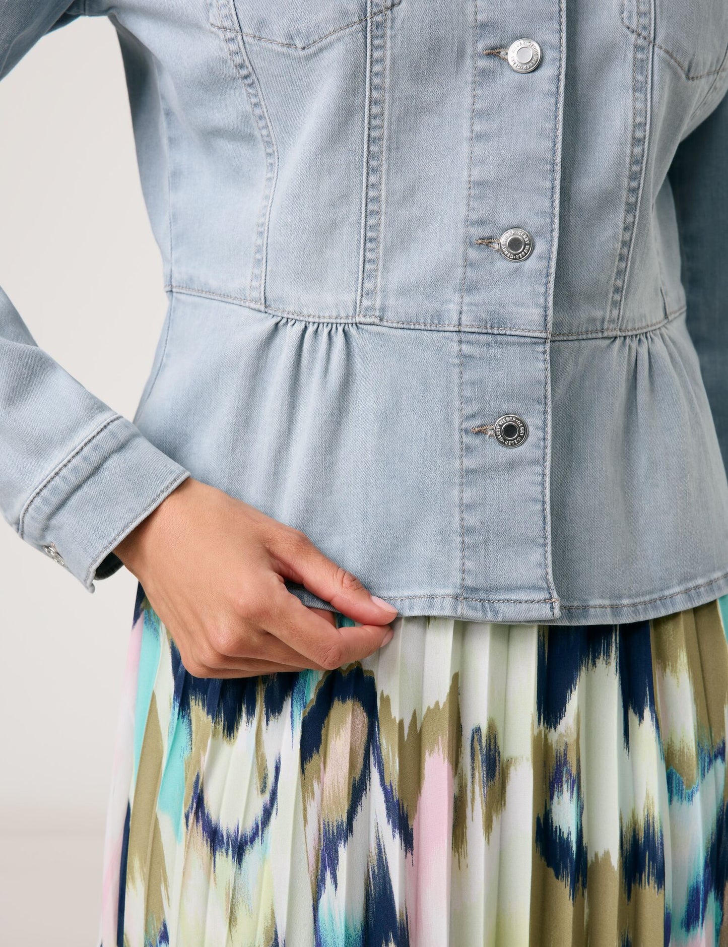 Modische Jeansjacke mit angesetztem Schößchen