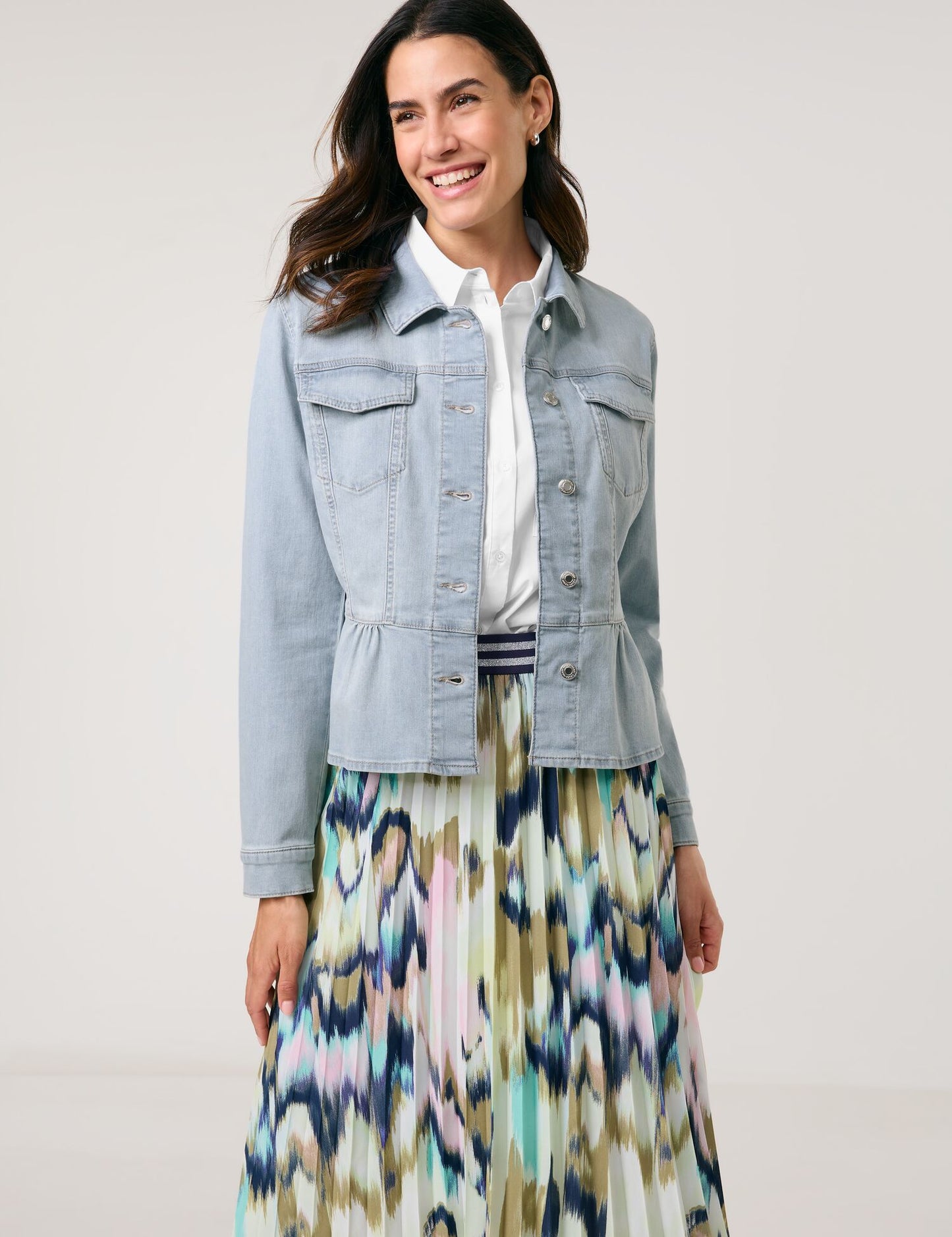 Modische Jeansjacke mit angesetztem Schößchen