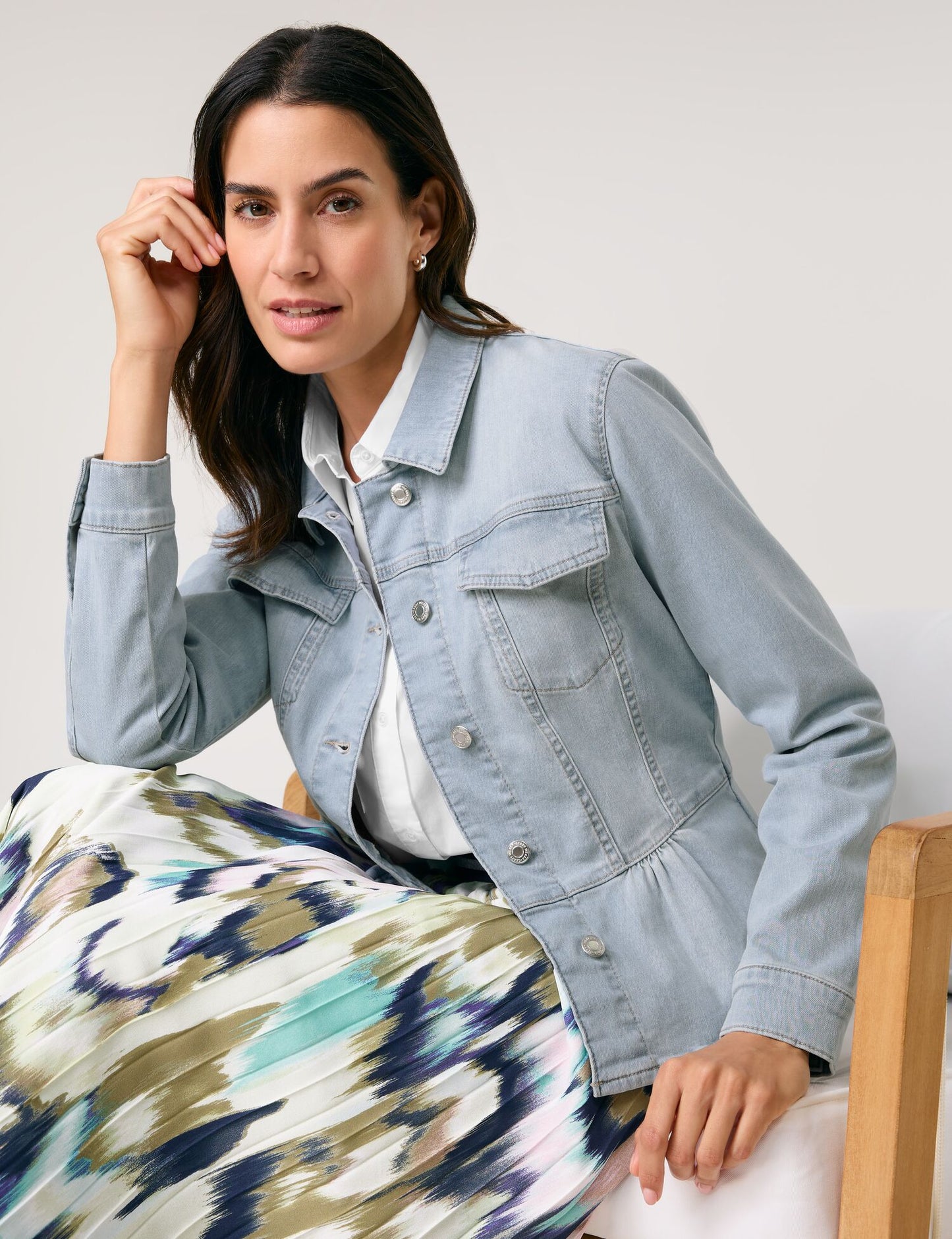 Modische Jeansjacke mit angesetztem Schößchen