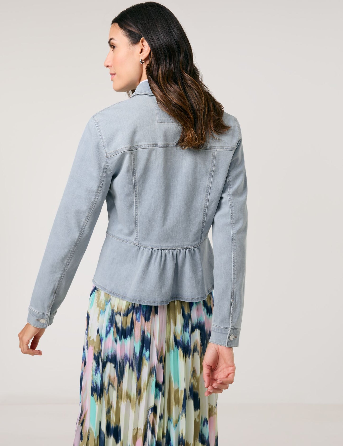 Modische Jeansjacke mit angesetztem Schößchen
