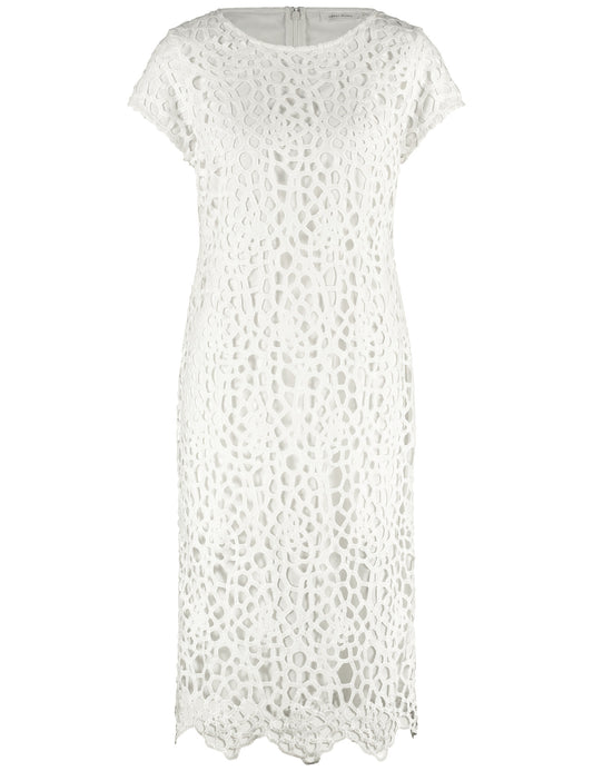 Spitzenkleid mit dekorativem Lochmuster