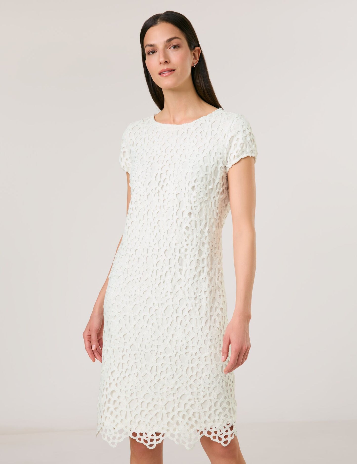 Spitzenkleid mit dekorativem Lochmuster