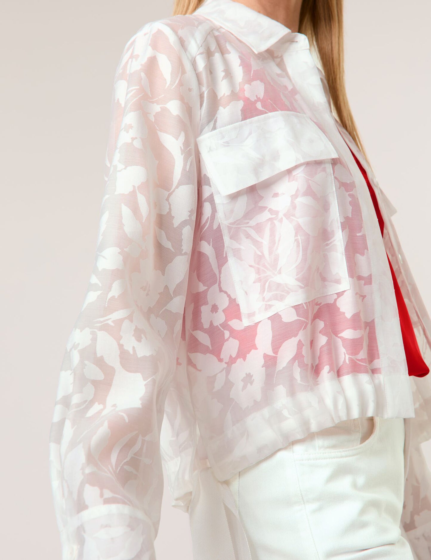 Transparente Blusenjacke mit floralem Muster