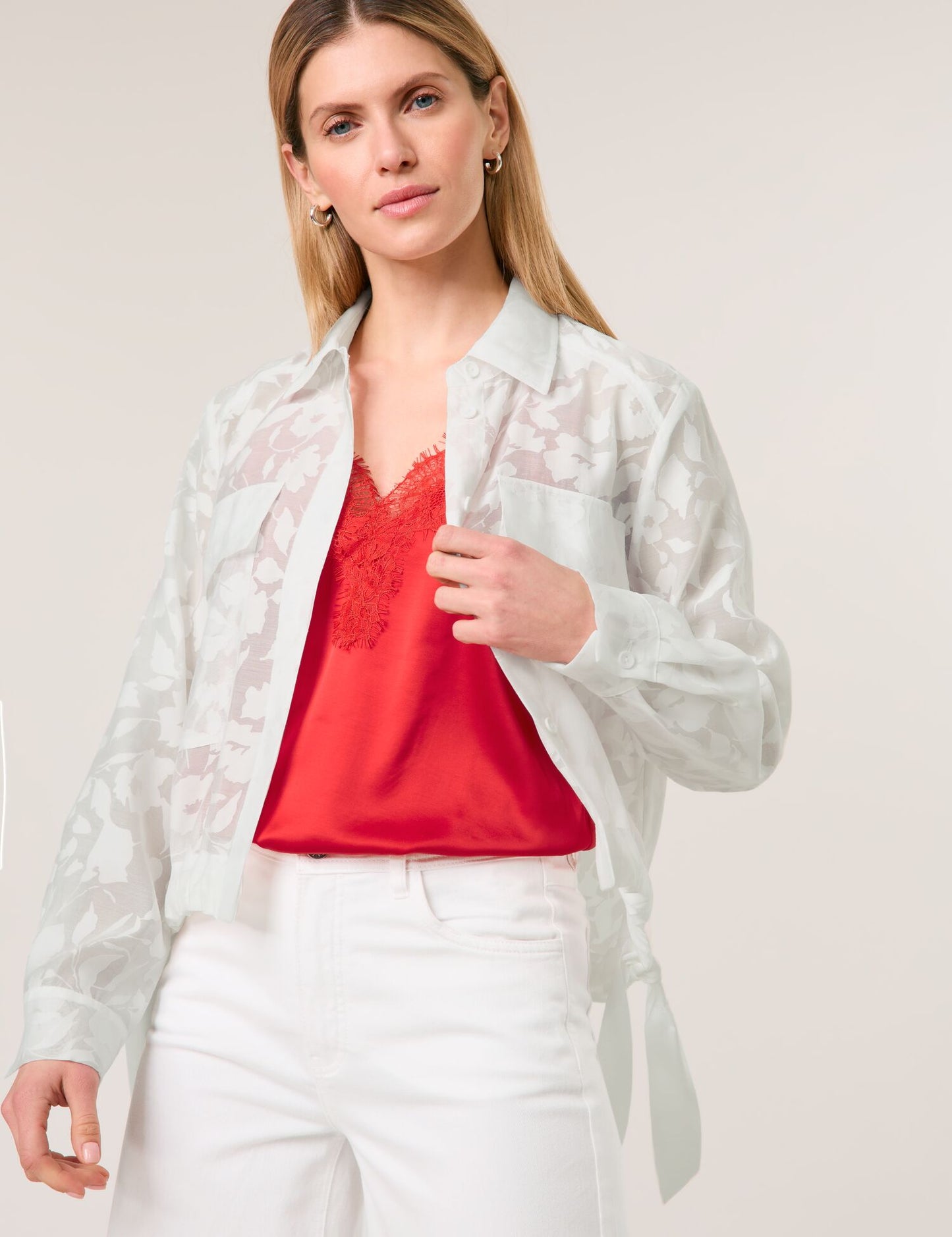Transparente Blusenjacke mit floralem Muster