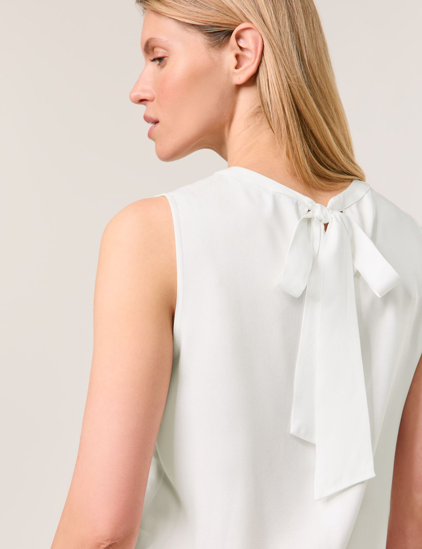 Ärmellose Bluse mit floralem Detail