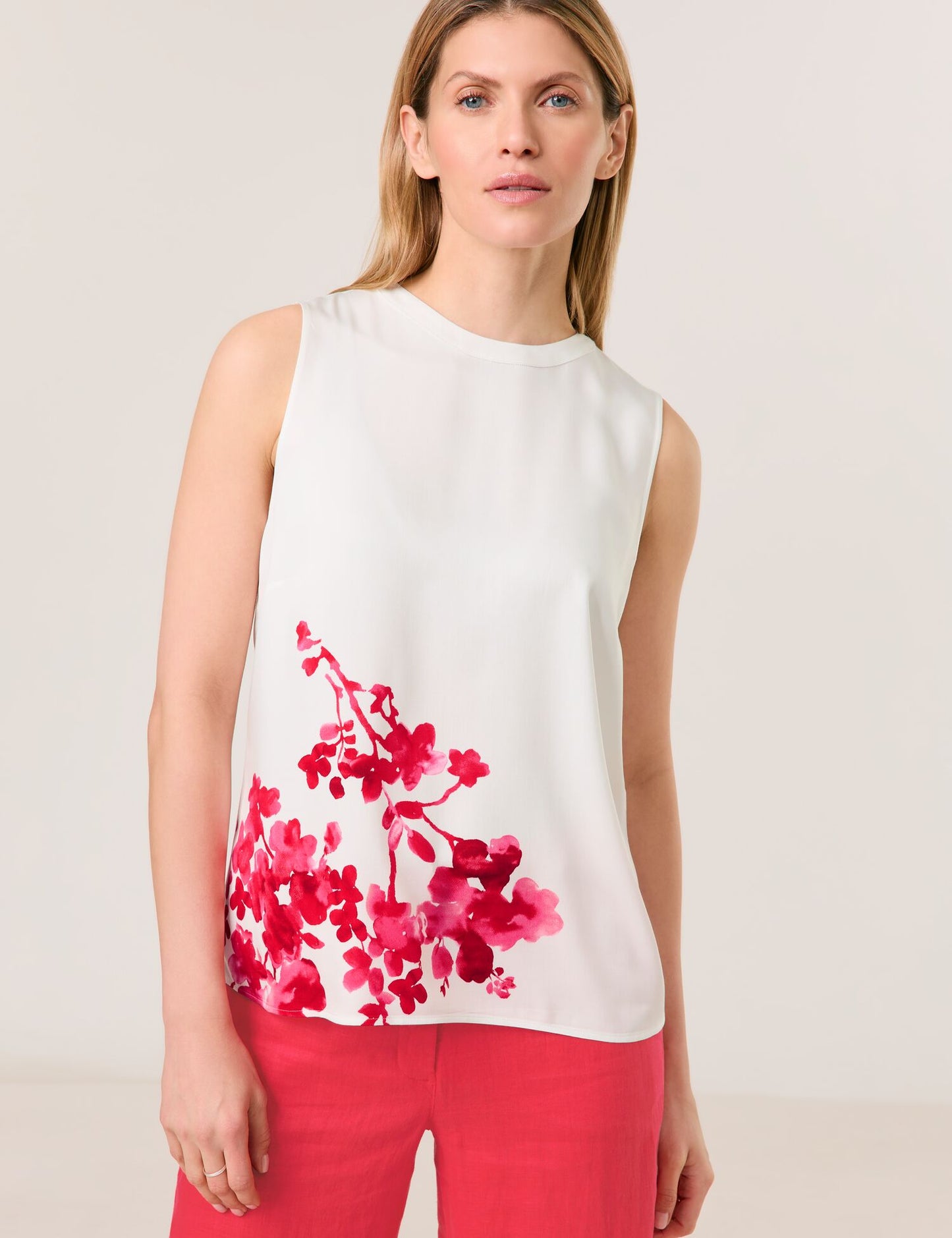 Ärmellose Bluse mit floralem Detail