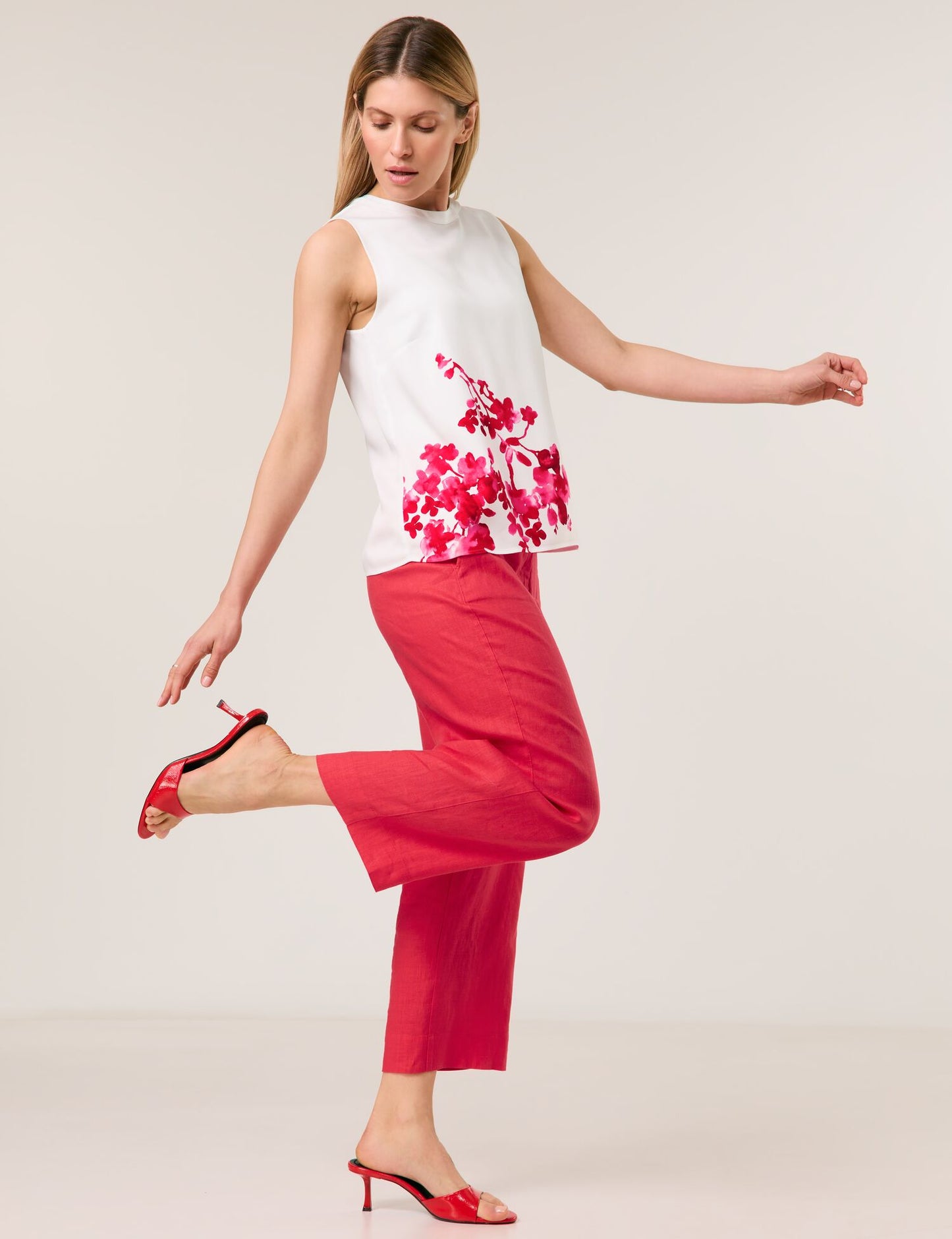 Ärmellose Bluse mit floralem Detail
